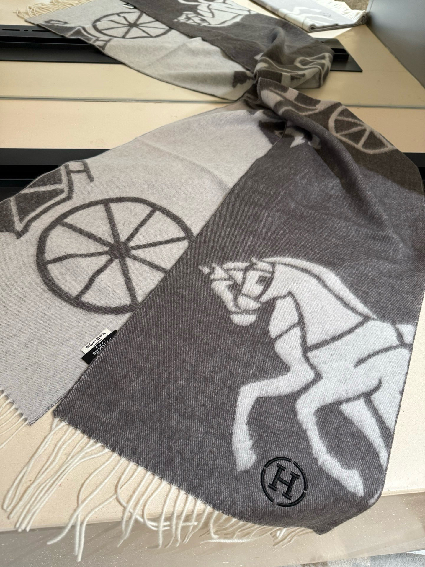 PHermes · 爱马仕重磅推荐💥 100%羊毛材质🔥非常保暖👑 柔软亲肤，不扎脖😍经典双面设计，一条