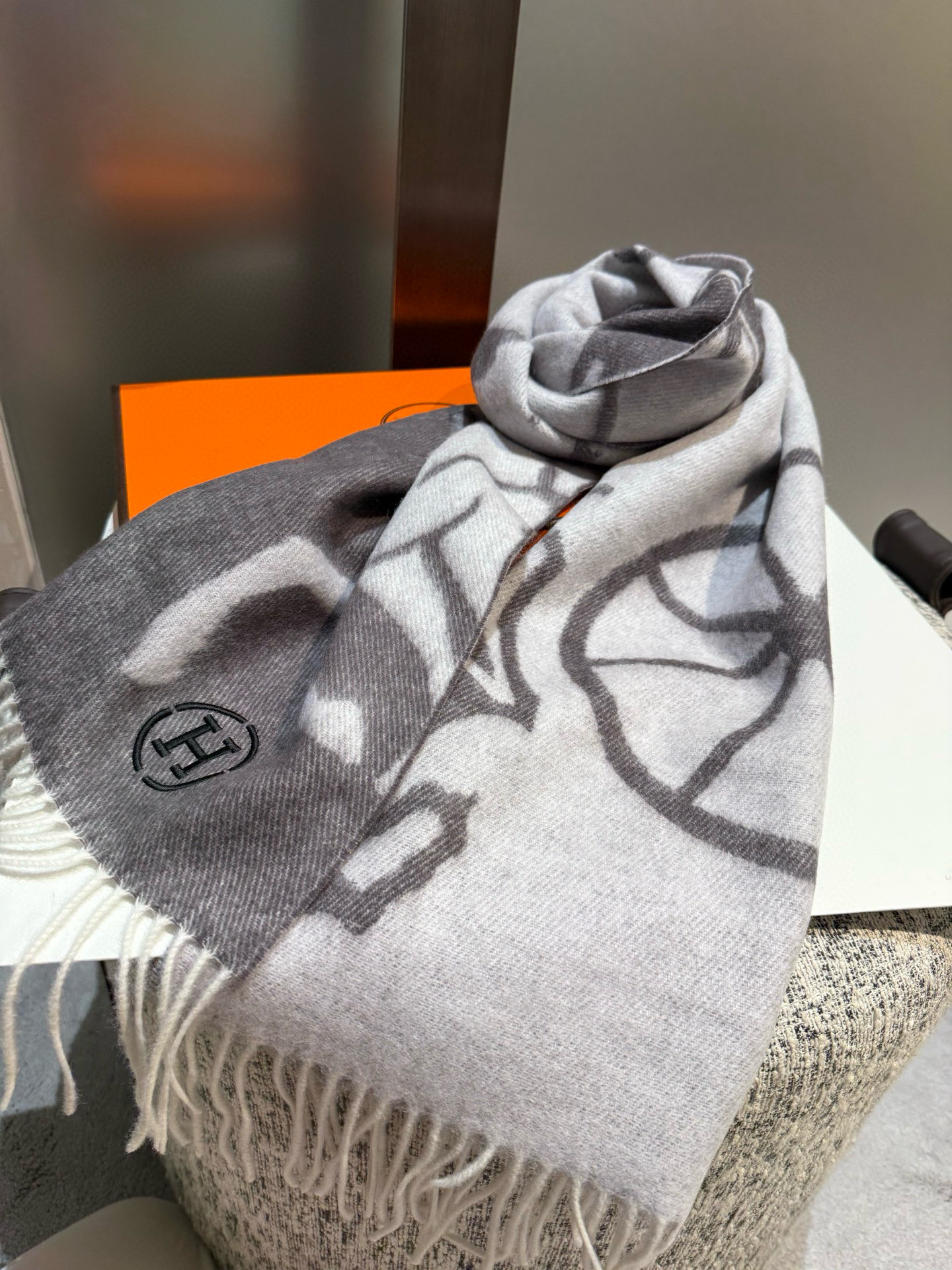 PHermes · 爱马仕重磅推荐💥 100%羊毛材质🔥非常保暖👑 柔软亲肤，不扎脖😍经典双面设计，一条