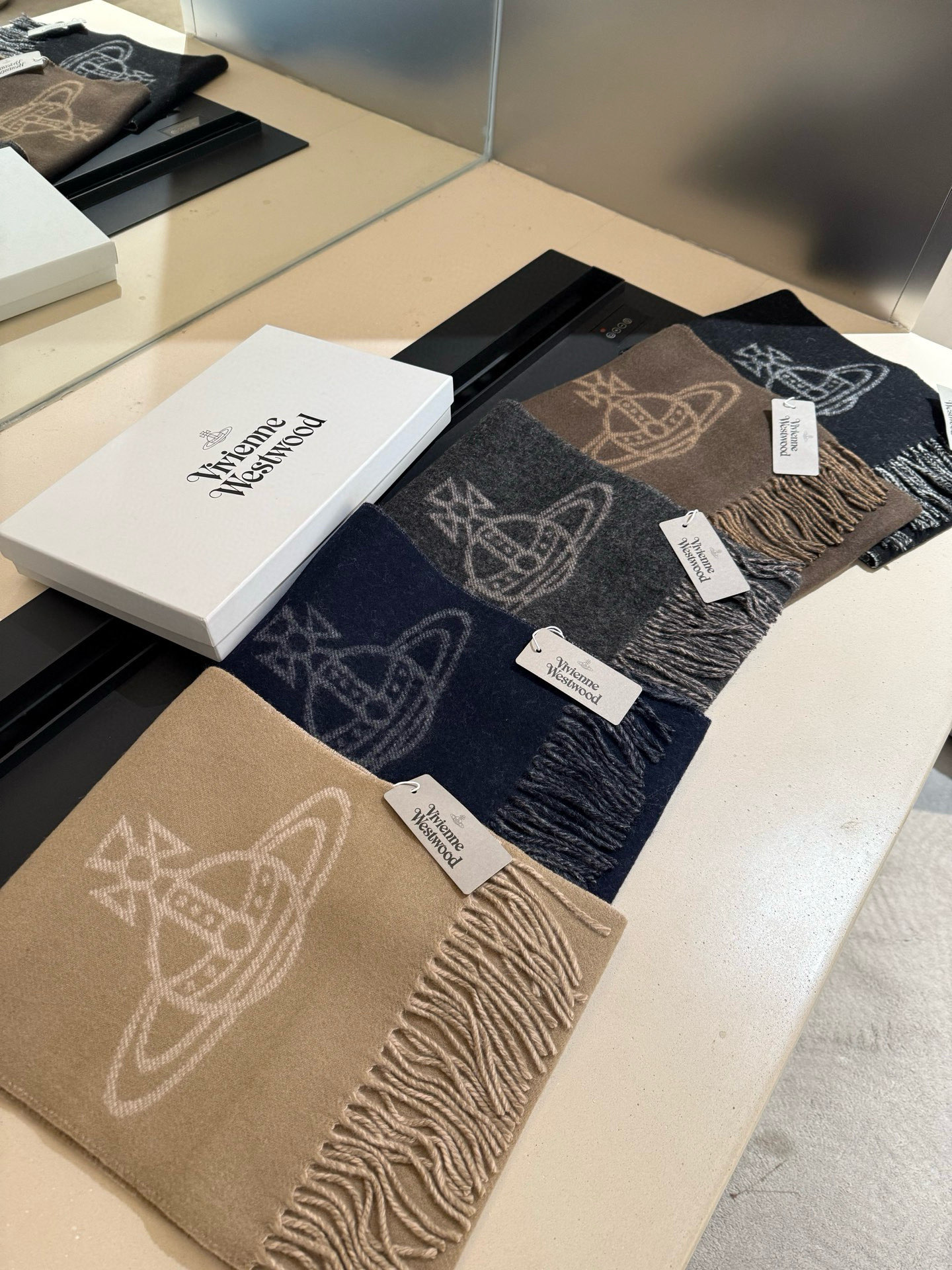Vivienne Westwood “西太后Vivienne Westwood”最爱的土星