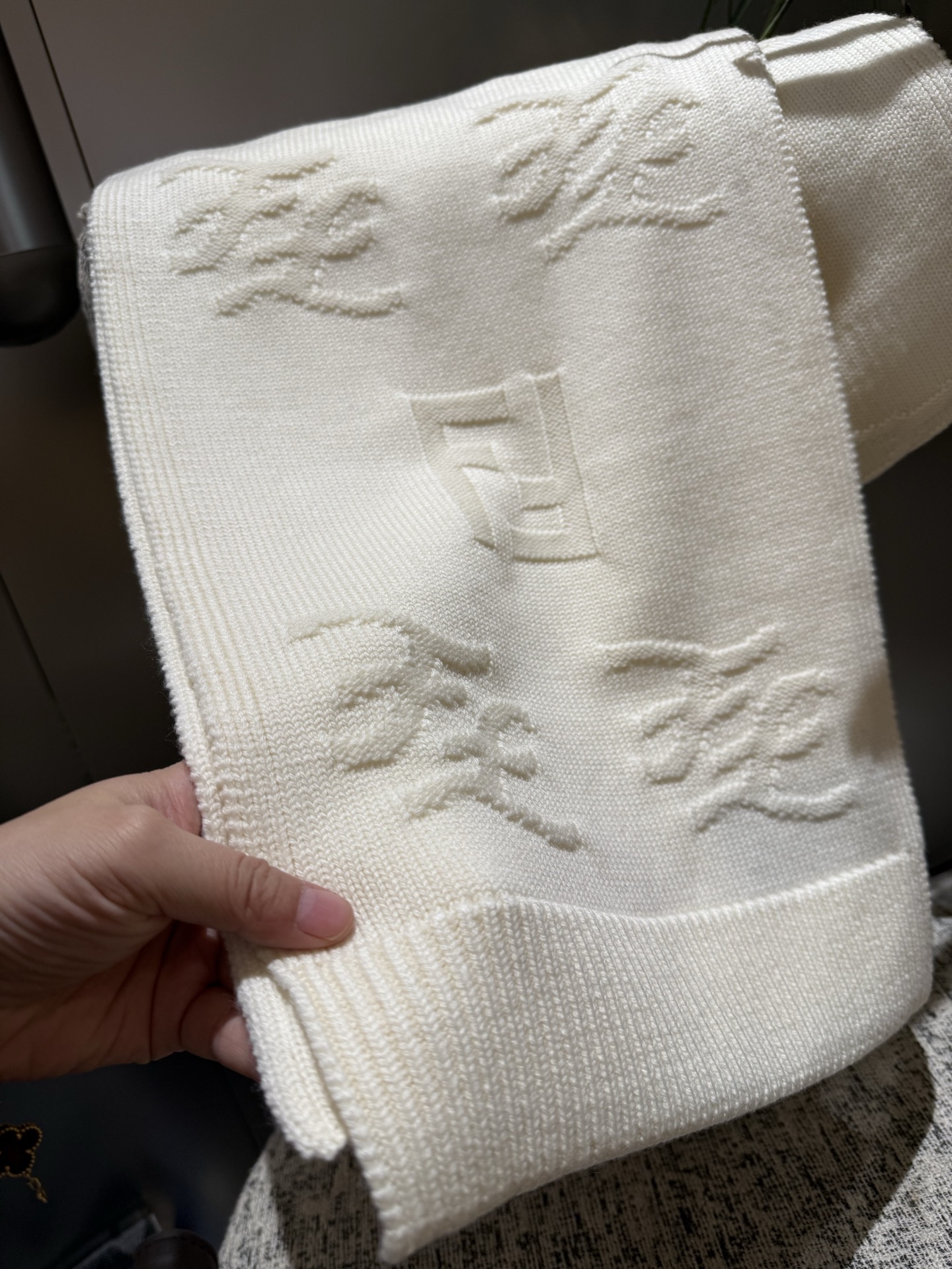 P 𝐅𝐞𝐧𝐝𝐢·针织羊绒围巾今年芬迪秋冬最火的一款围巾，全幅撞色FF图案设计提花，罕见的奢华高级，羊绒的