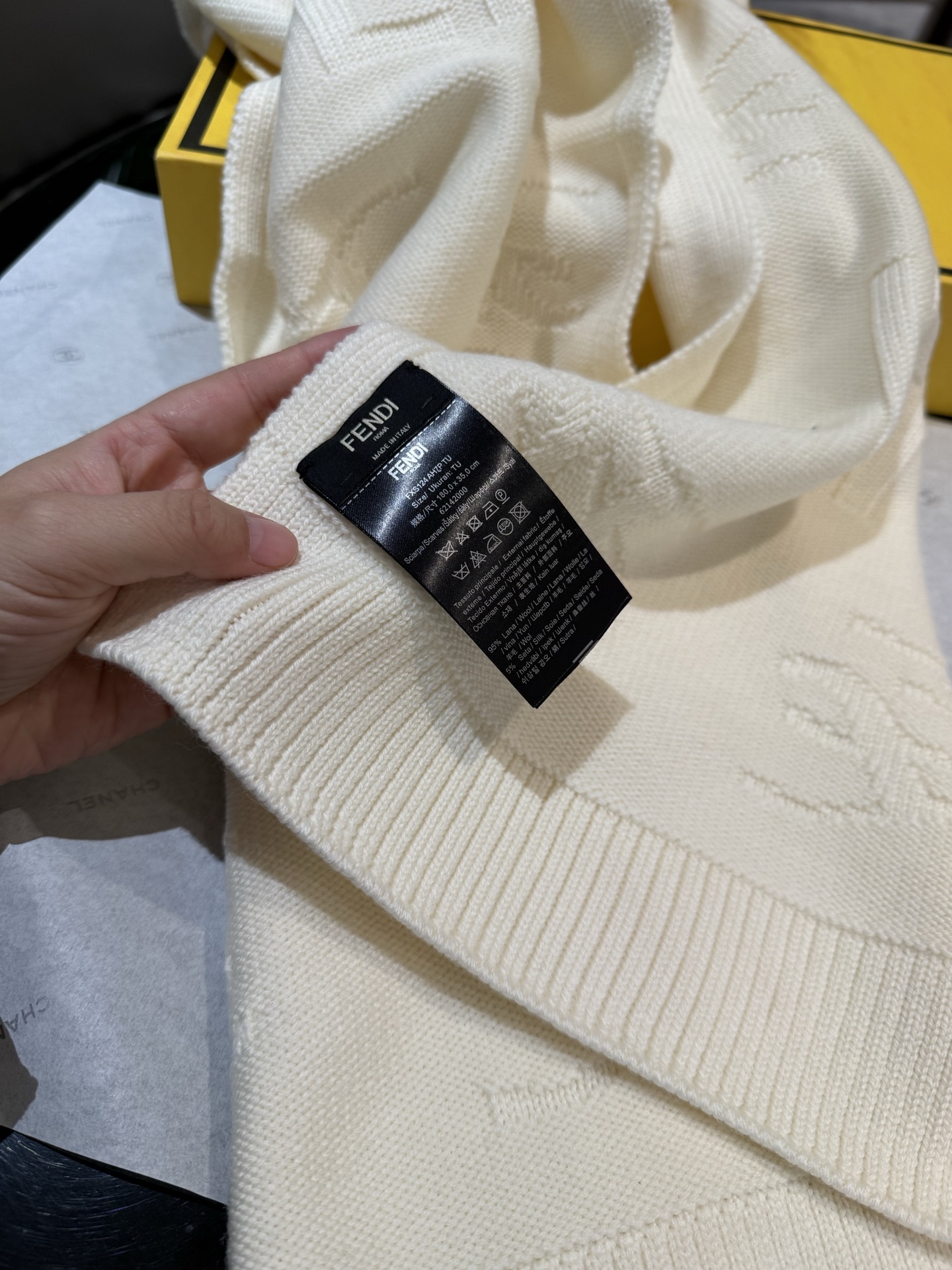 P 𝐅𝐞𝐧𝐝𝐢·针织羊绒围巾今年芬迪秋冬最火的一款围巾，全幅撞色FF图案设计提花，罕见的奢华高级，羊绒的