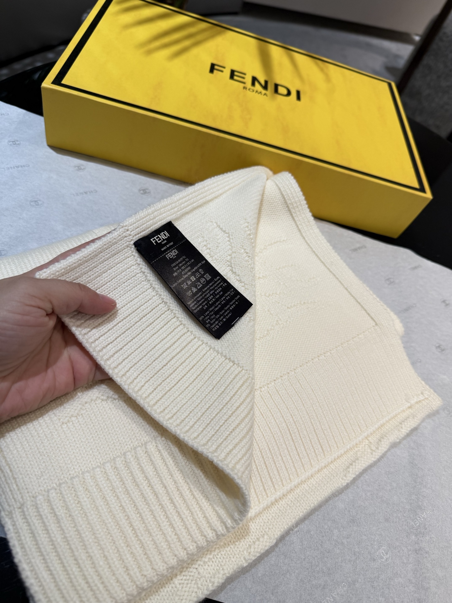 P 𝐅𝐞𝐧𝐝𝐢·针织羊绒围巾今年芬迪秋冬最火的一款围巾，全幅撞色FF图案设计提花，罕见的奢华高级，羊绒的