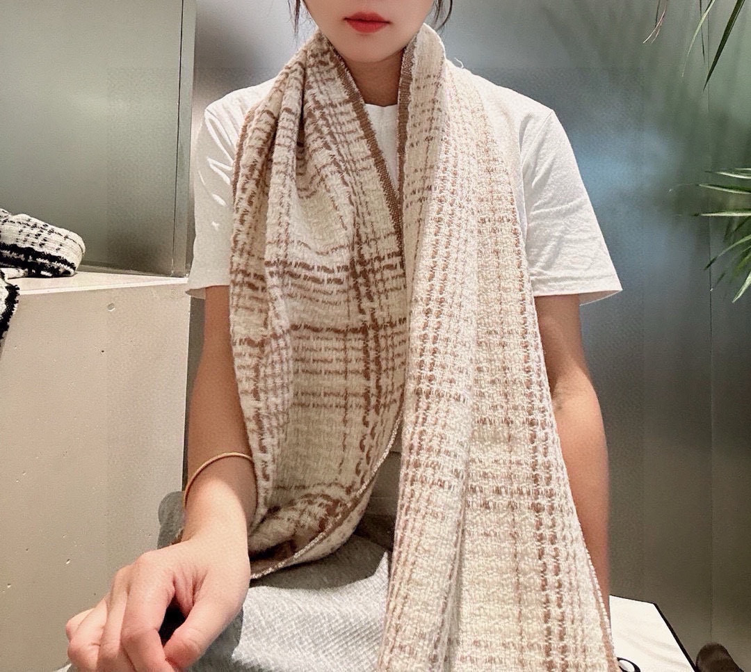 P重磅推荐❗️CHA · 香奈儿秋冬新品 · 羊绒轻缩围巾❗️臻选上乘的山羊绒纤维，耗时耗力，再以清泉水