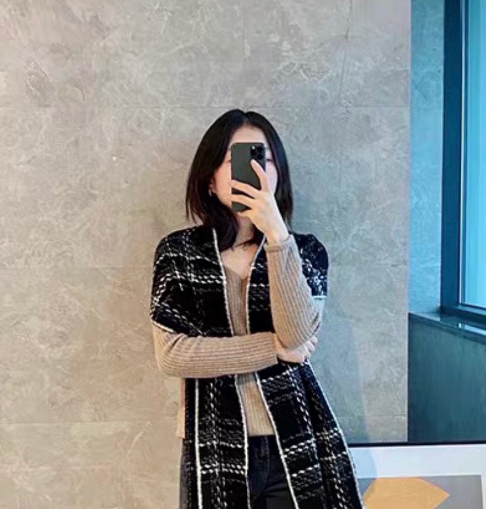 P重磅推荐❗️CHA · 香奈儿秋冬新品 · 羊绒轻缩围巾❗️臻选上乘的山羊绒纤维，耗时耗力，再以清泉水