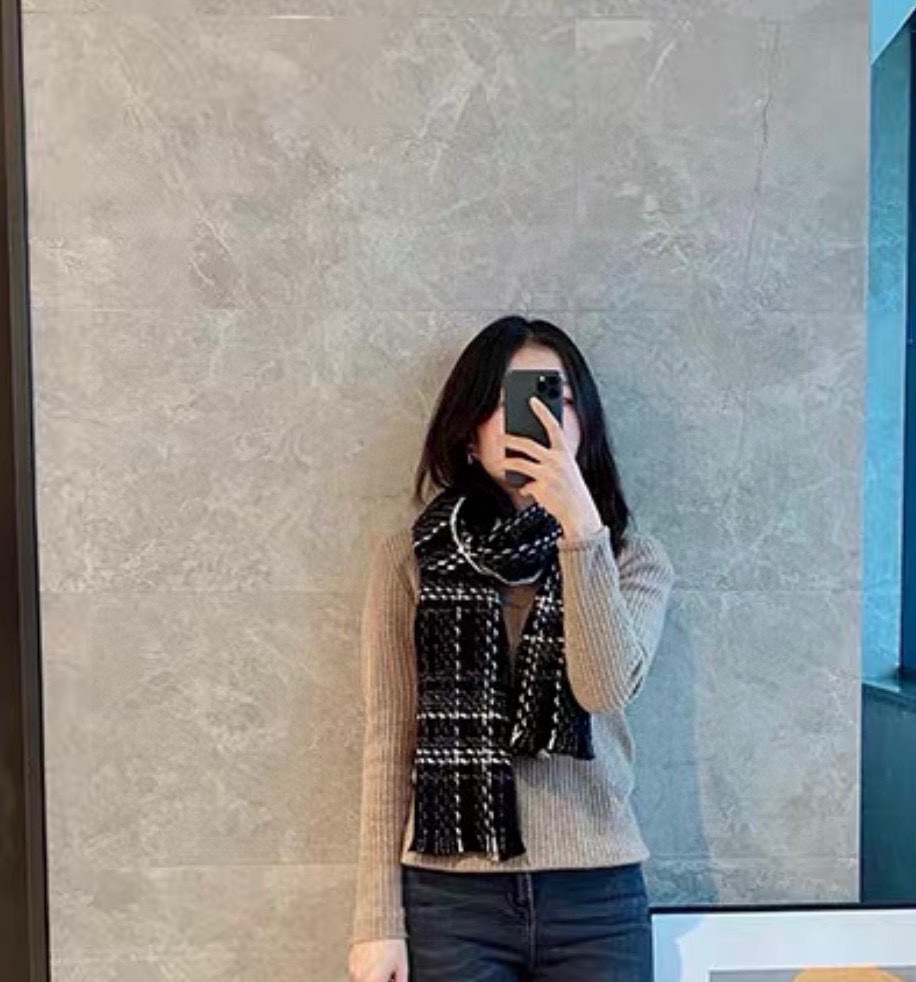 P重磅推荐❗️CHA · 香奈儿秋冬新品 · 羊绒轻缩围巾❗️臻选上乘的山羊绒纤维，耗时耗力，再以清泉水