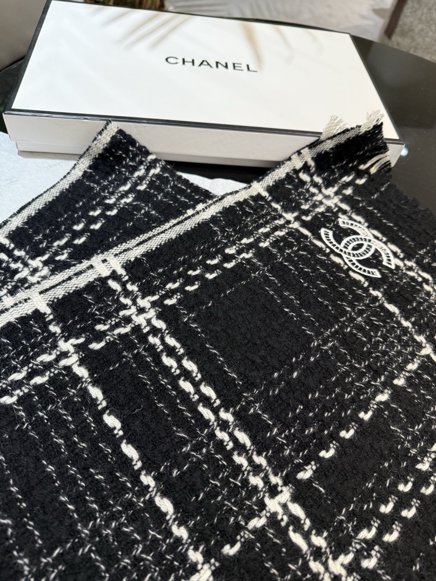 P重磅推荐❗️CHA · 香奈儿秋冬新品 · 羊绒轻缩围巾❗️臻选上乘的山羊绒纤维，耗时耗力，再以清泉水