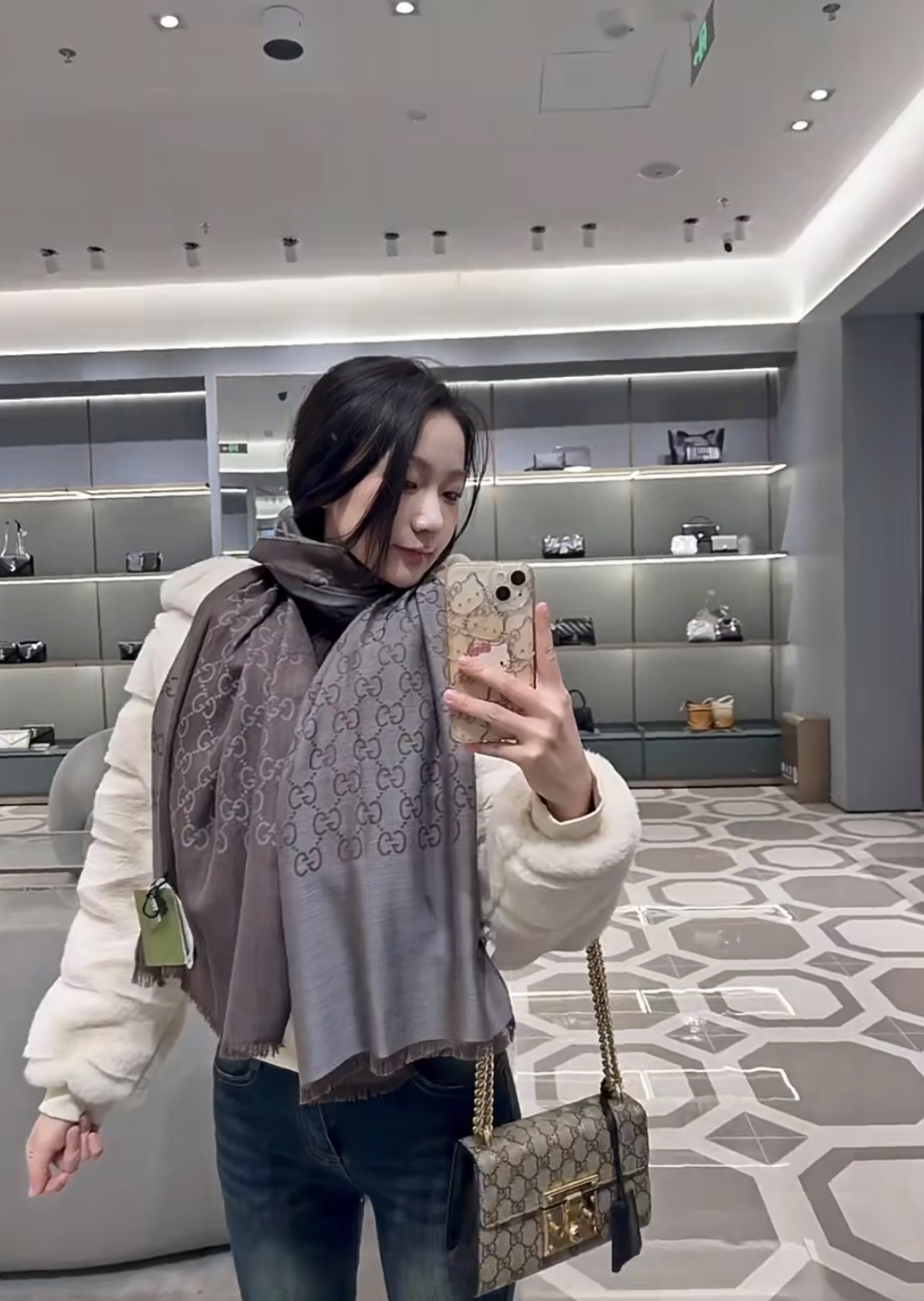 P重磅‼️Gucci经典披肩款，大尺寸G专柜的常青树款。品质极好的，❗️经典双G提花图案风靡了全世界❗️