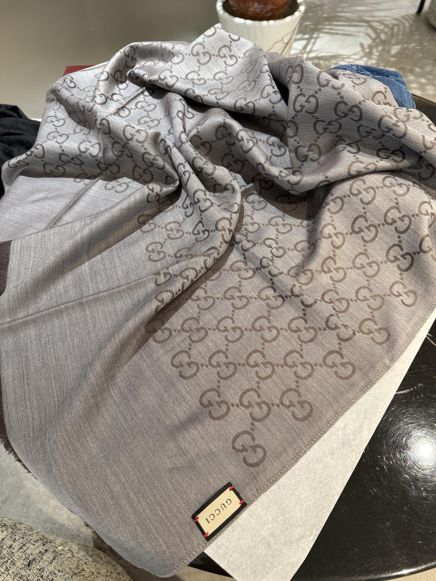 P重磅‼️Gucci经典披肩款，大尺寸G专柜的常青树款。品质极好的，❗️经典双G提花图案风靡了全世界❗️