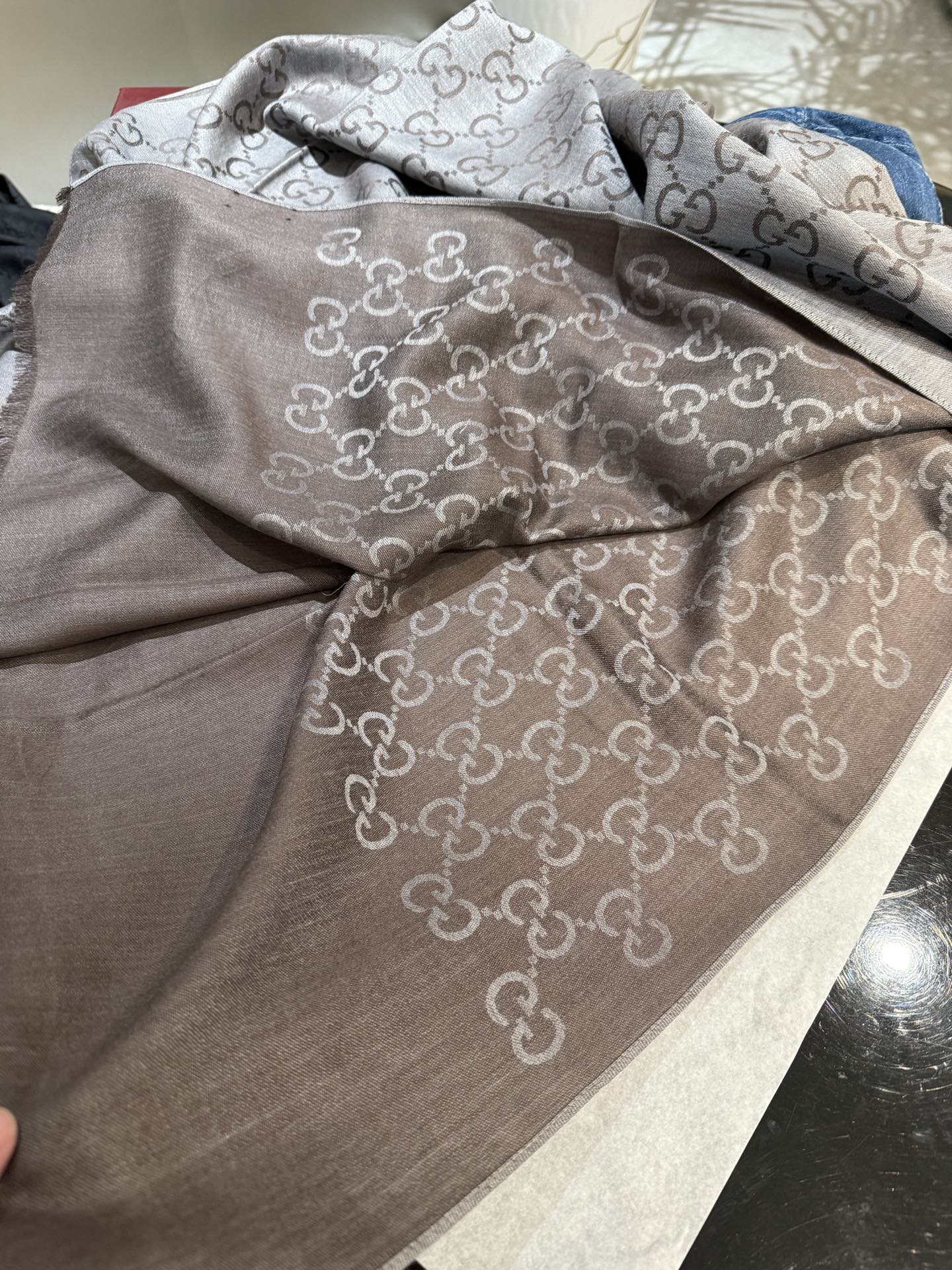 P重磅‼️Gucci经典披肩款，大尺寸G专柜的常青树款。品质极好的，❗️经典双G提花图案风靡了全世界❗️