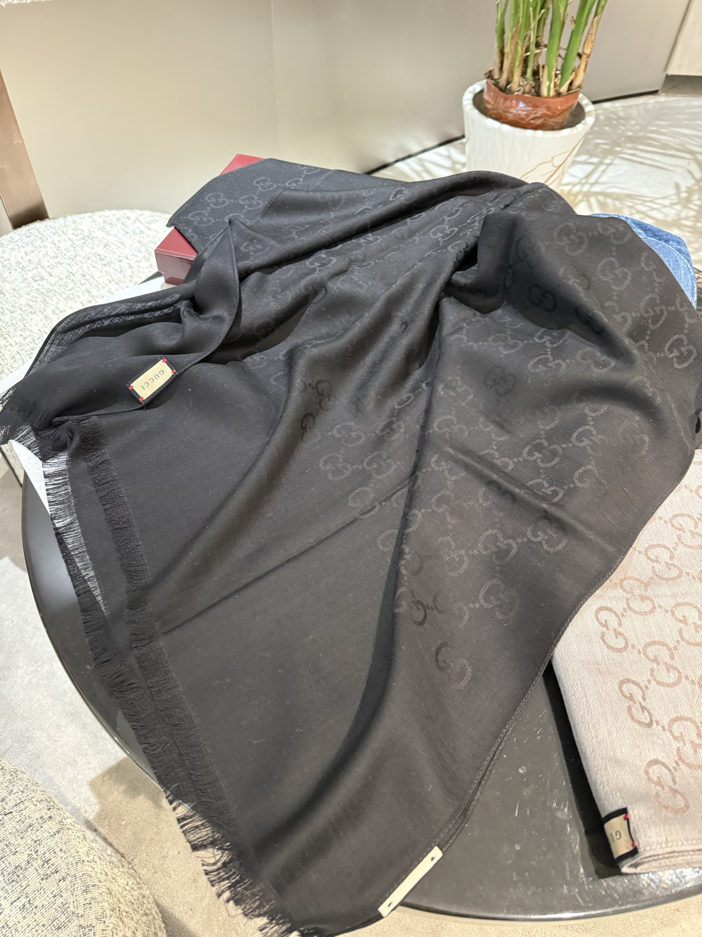 P重磅‼️Gucci经典披肩款，大尺寸G专柜的常青树款。品质极好的，❗️经典双G提花图案风靡了全世界❗️
