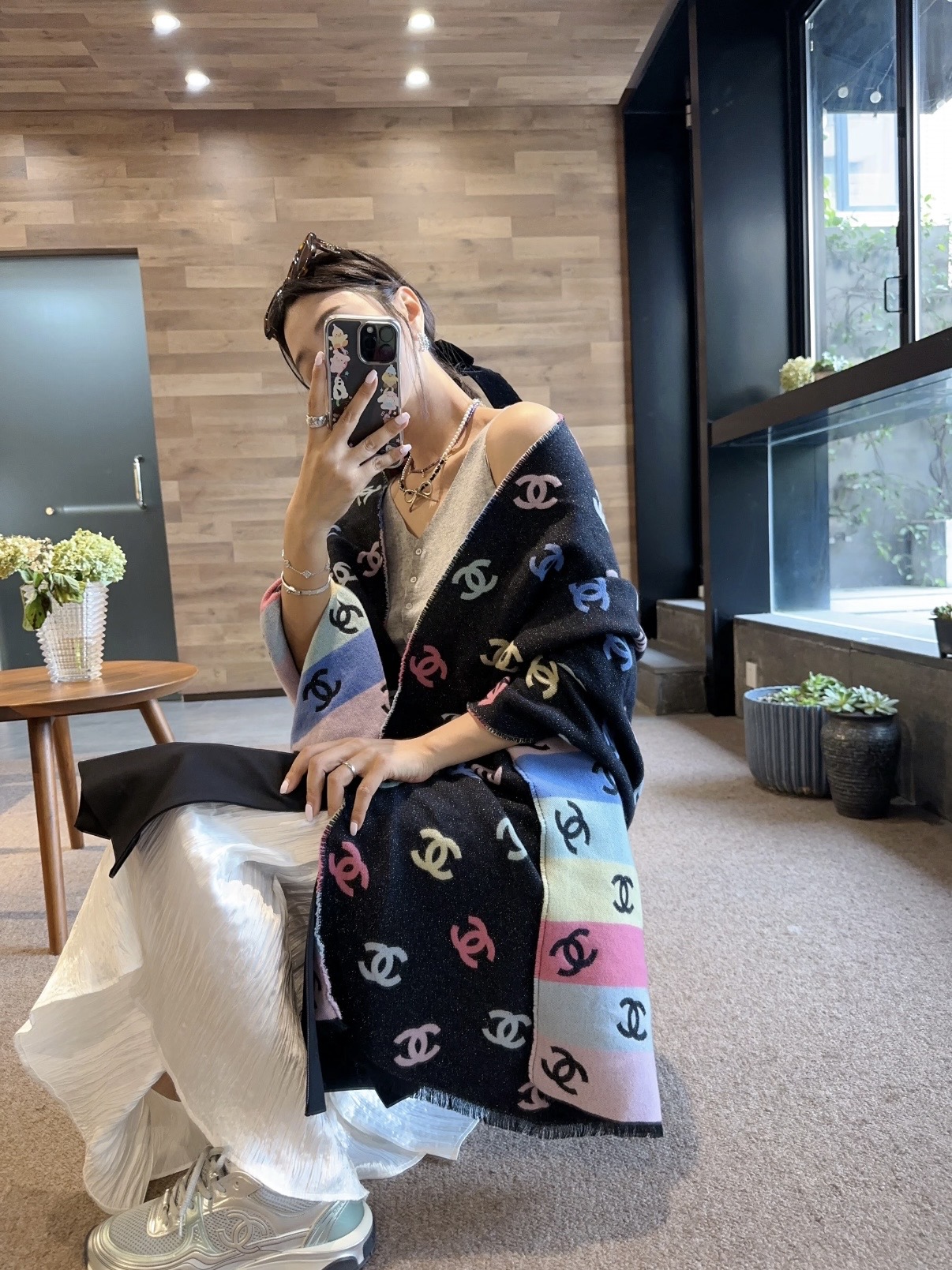 Pchenel25c最美围巾 手感比想象中柔软～两面都很优秀，黑色一面是底色带细闪，彩色一面是logo带