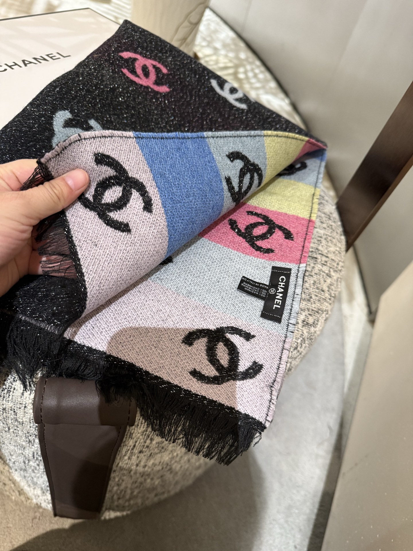 Pchenel25c最美围巾 手感比想象中柔软～两面都很优秀，黑色一面是底色带细闪，彩色一面是logo带