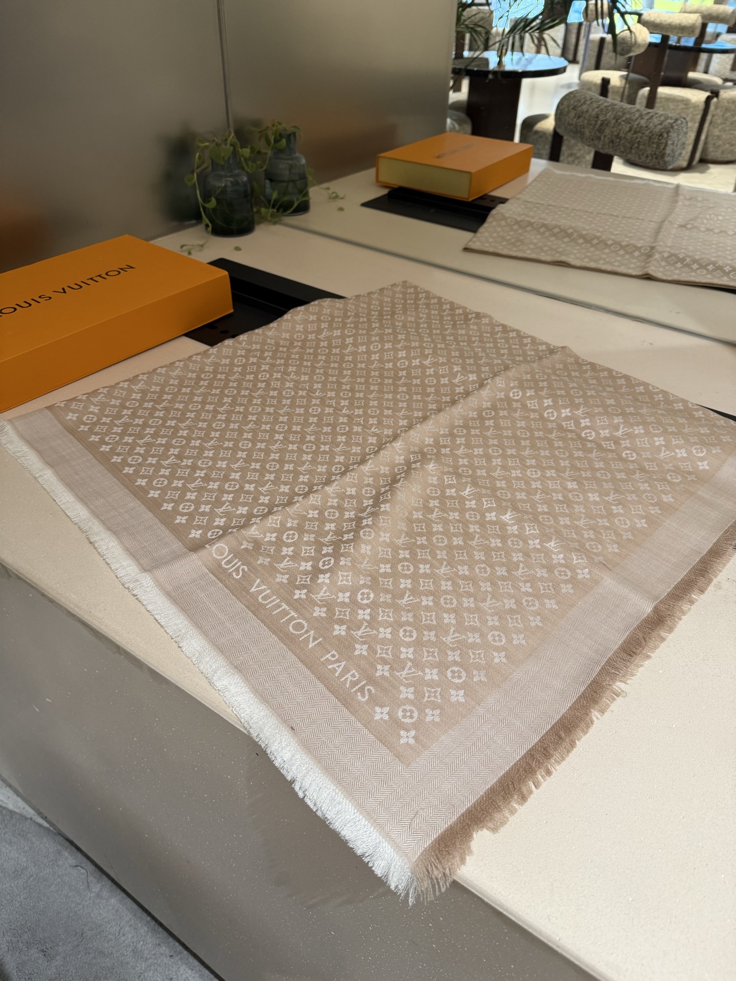 P【Lv质感好牛，超赞小披肩~！】手感巨NB，蓬松柔软，奢华有质感！！尺寸规格：120cm*120cm，