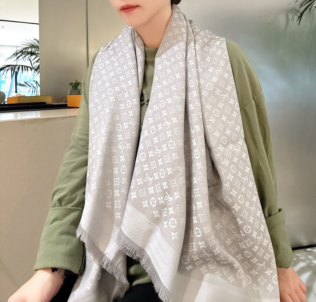 P【Lv质感好牛，超赞小披肩~！】手感巨NB，蓬松柔软，奢华有质感！！尺寸规格：120cm*120cm，