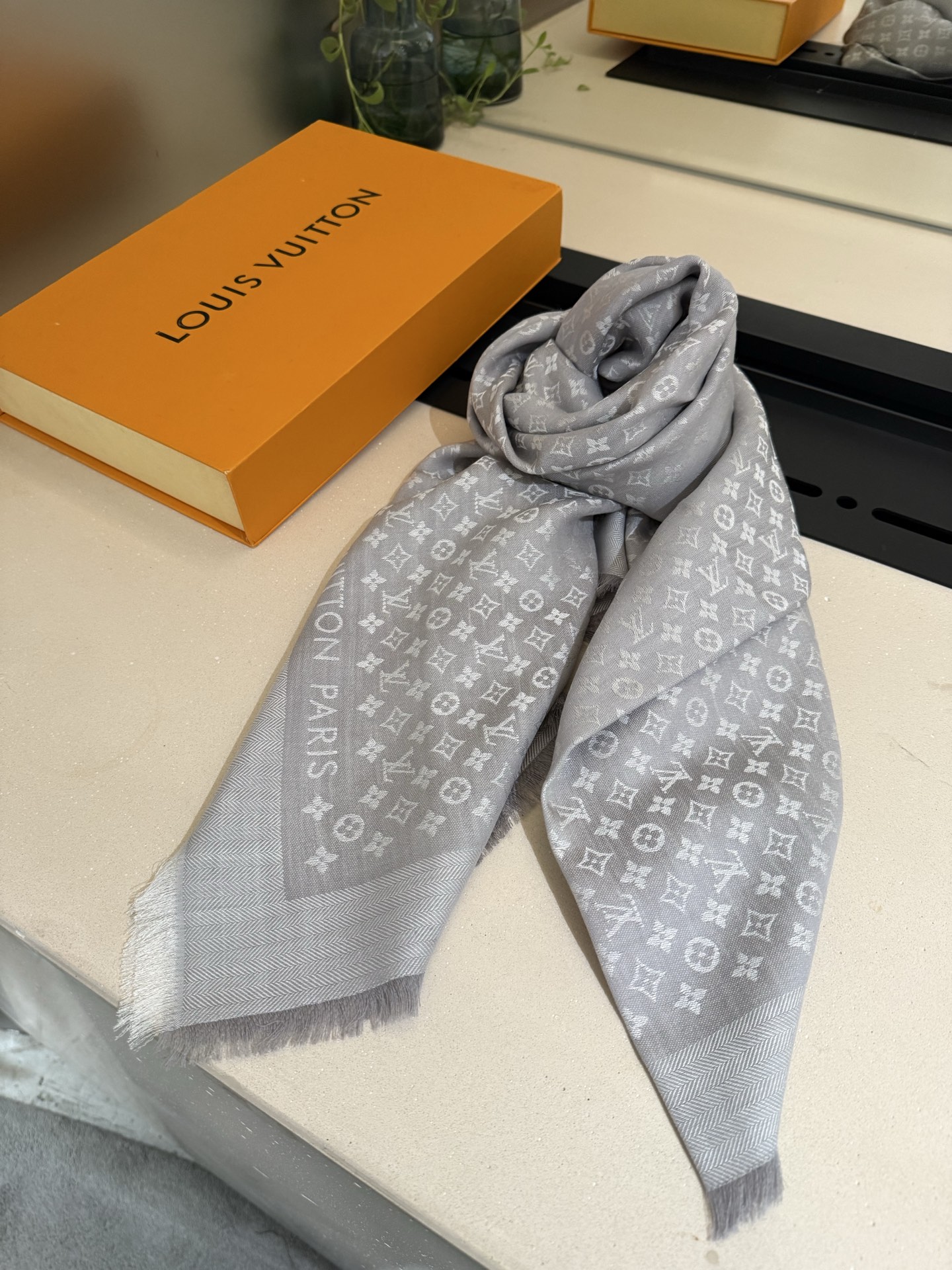 P【Lv质感好牛，超赞小披肩~！】手感巨NB，蓬松柔软，奢华有质感！！尺寸规格：120cm*120cm，