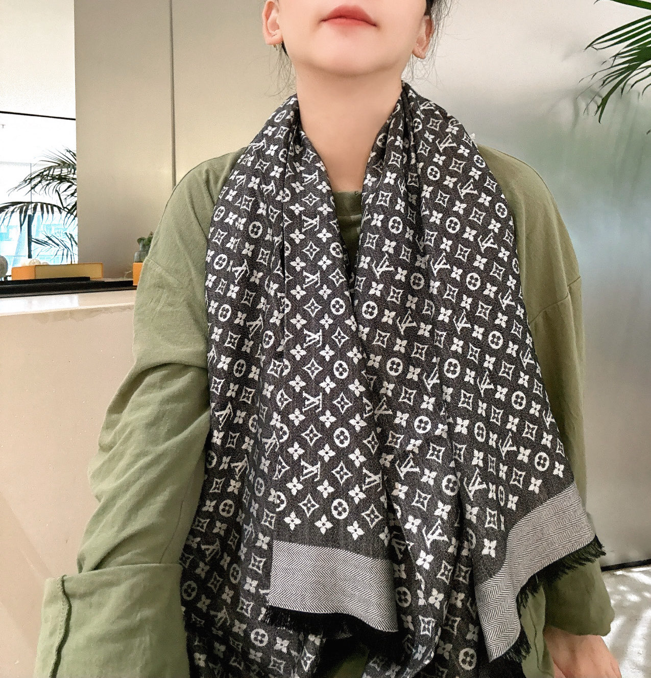 P【Lv质感好牛，超赞小披肩~！】手感巨NB，蓬松柔软，奢华有质感！！尺寸规格：120cm*120cm，