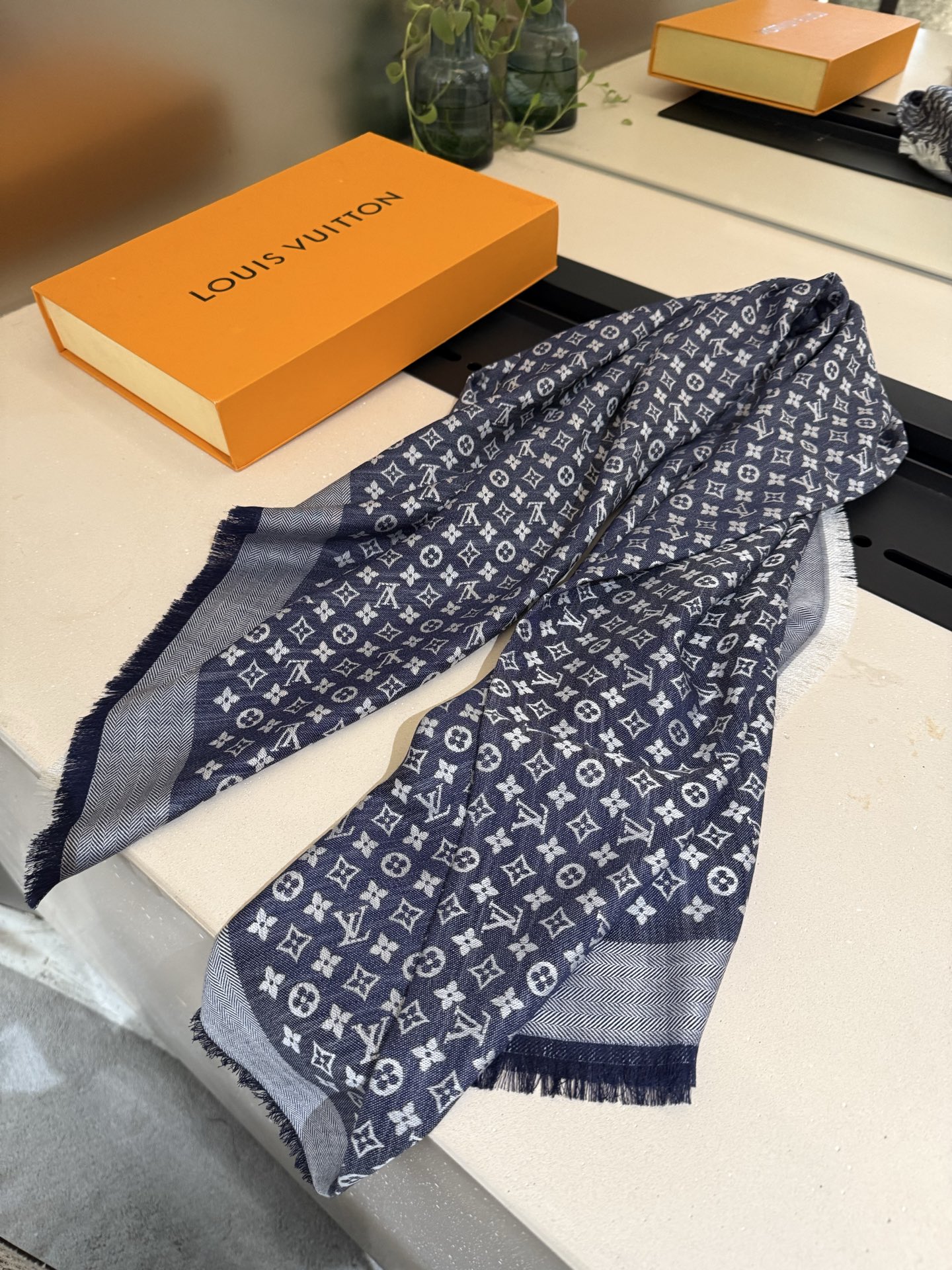 P【Lv质感好牛，超赞小披肩~！】手感巨NB，蓬松柔软，奢华有质感！！尺寸规格：120cm*120cm，