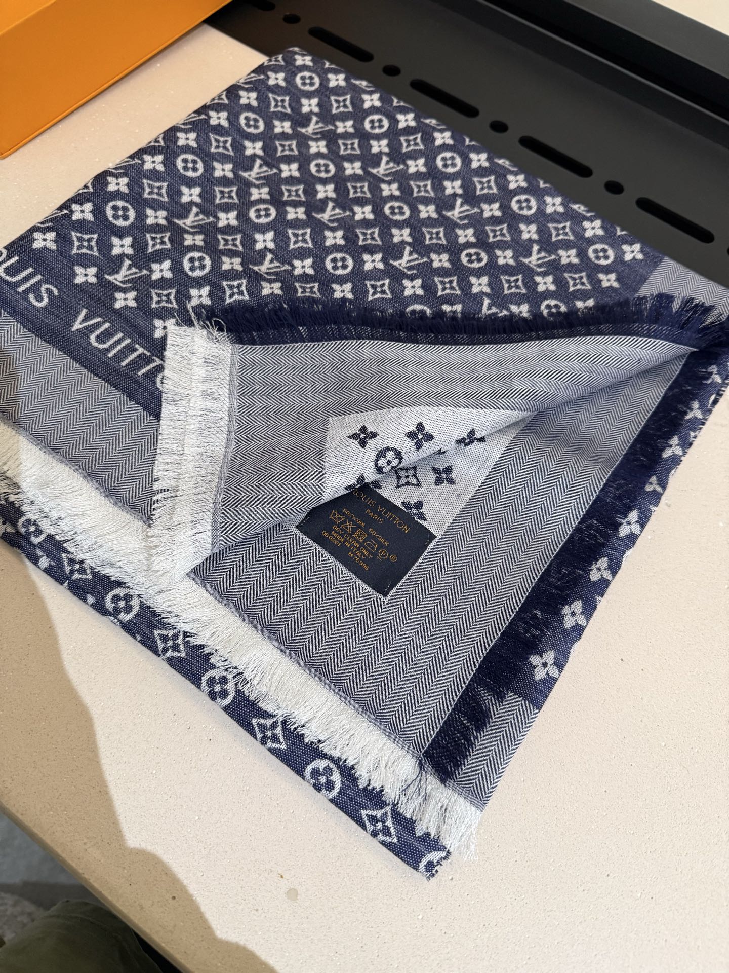 P【Lv质感好牛，超赞小披肩~！】手感巨NB，蓬松柔软，奢华有质感！！尺寸规格：120cm*120cm，