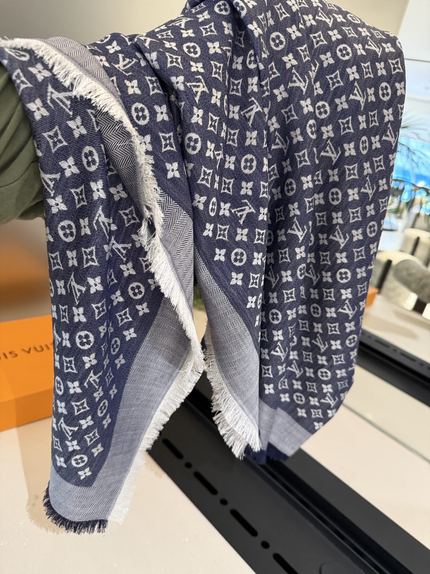 P【Lv质感好牛，超赞小披肩~！】手感巨NB，蓬松柔软，奢华有质感！！尺寸规格：120cm*120cm，