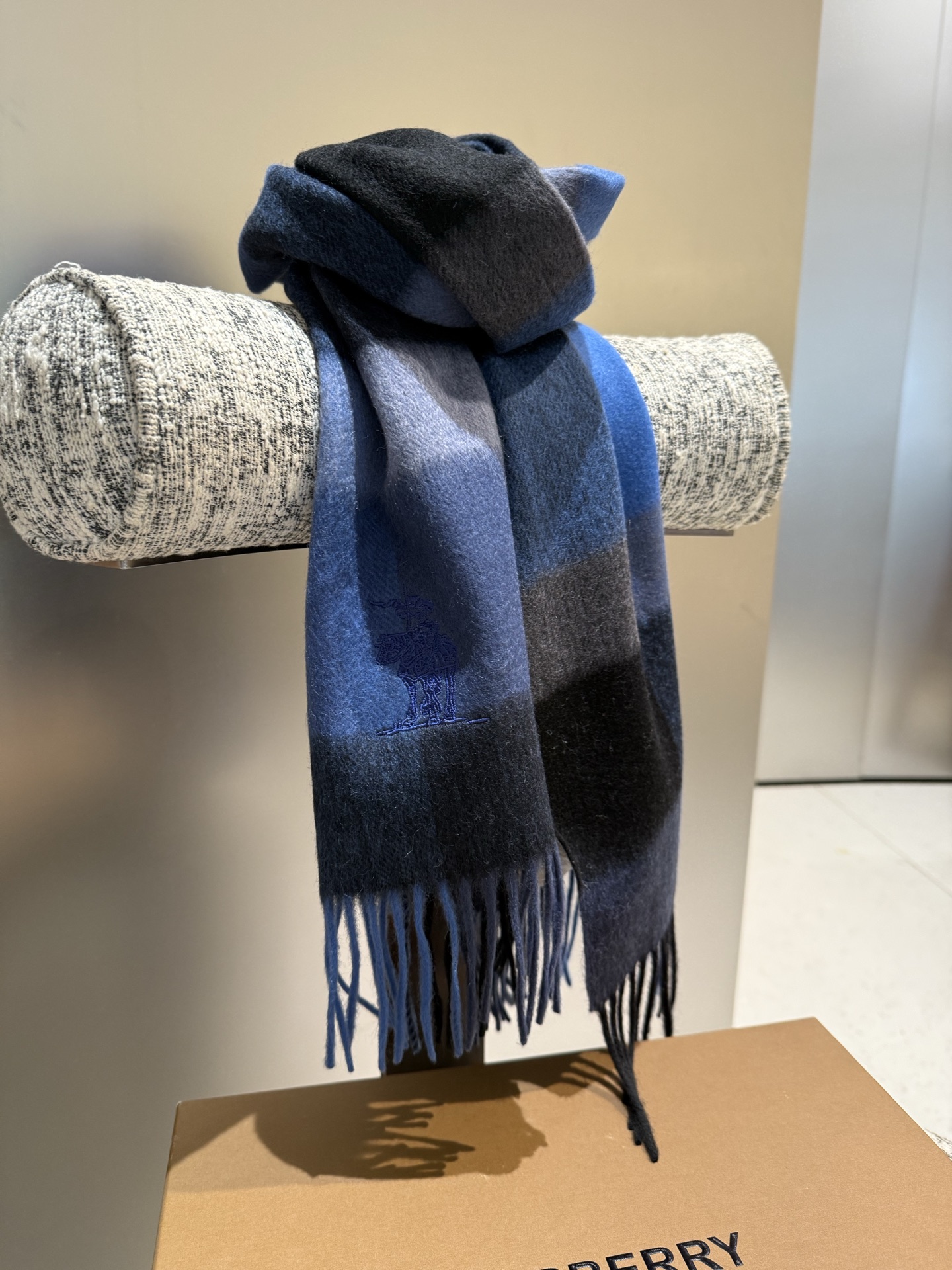 P巴宝莉【男女围巾】怒赞自留，难得的高端男款！家属福利！巴宝莉非常正的男士围巾~面料大爱，非常柔软细腻舒