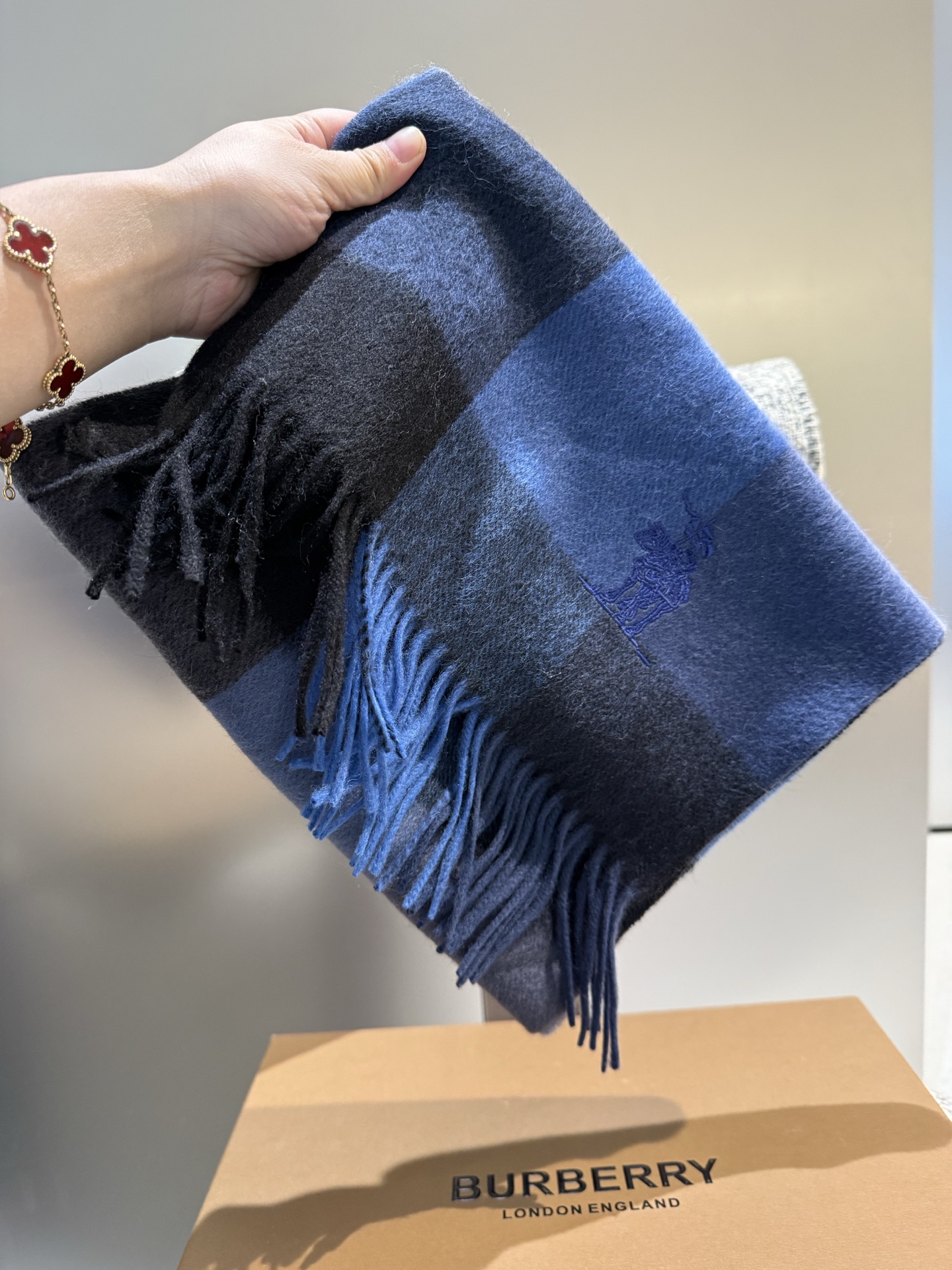 P巴宝莉【男女围巾】怒赞自留，难得的高端男款！家属福利！巴宝莉非常正的男士围巾~面料大爱，非常柔软细腻舒