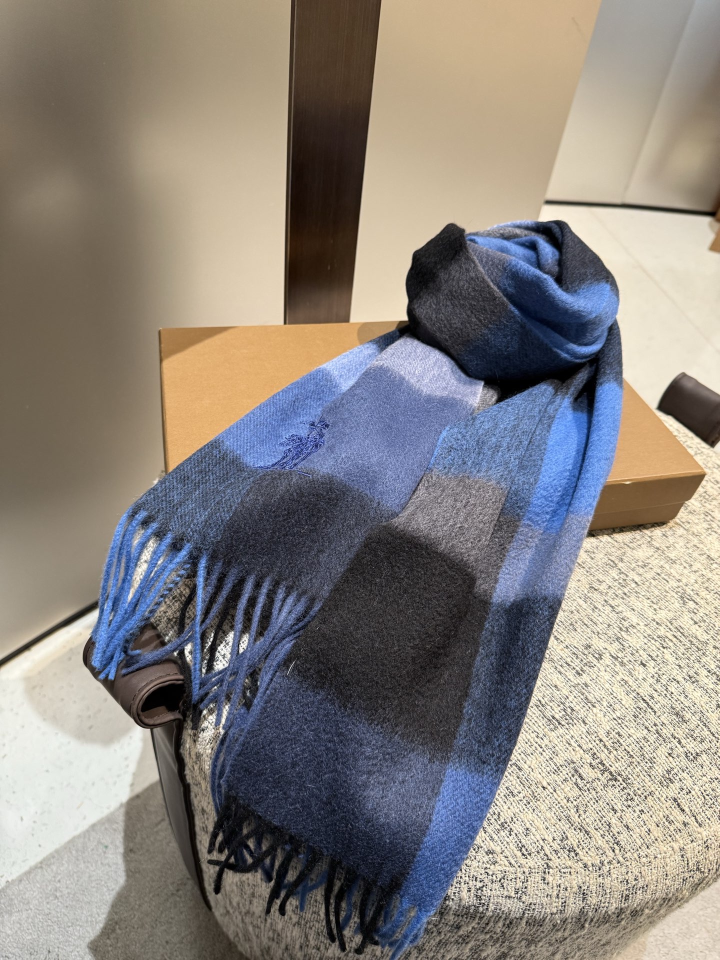 P巴宝莉【男女围巾】怒赞自留，难得的高端男款！家属福利！巴宝莉非常正的男士围巾~面料大爱，非常柔软细腻舒