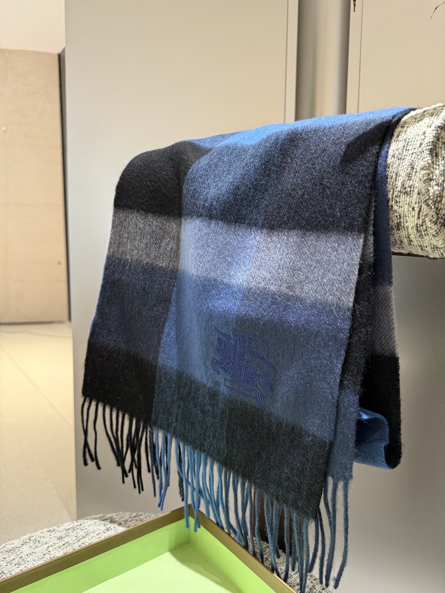 P巴宝莉【男女围巾】怒赞自留，难得的高端男款！家属福利！巴宝莉非常正的男士围巾~面料大爱，非常柔软细腻舒