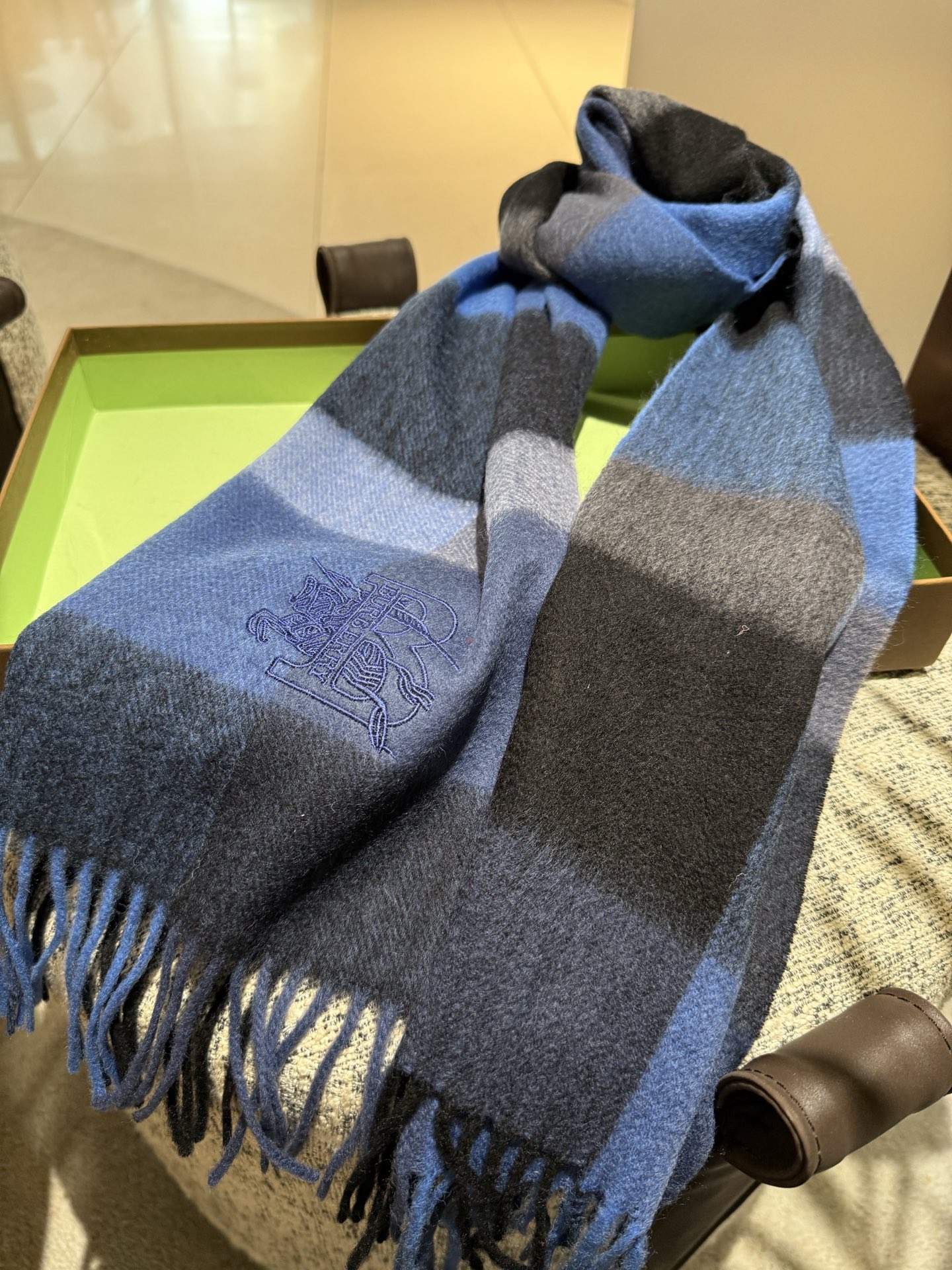 P巴宝莉【男女围巾】怒赞自留，难得的高端男款！家属福利！巴宝莉非常正的男士围巾~面料大爱，非常柔软细腻舒