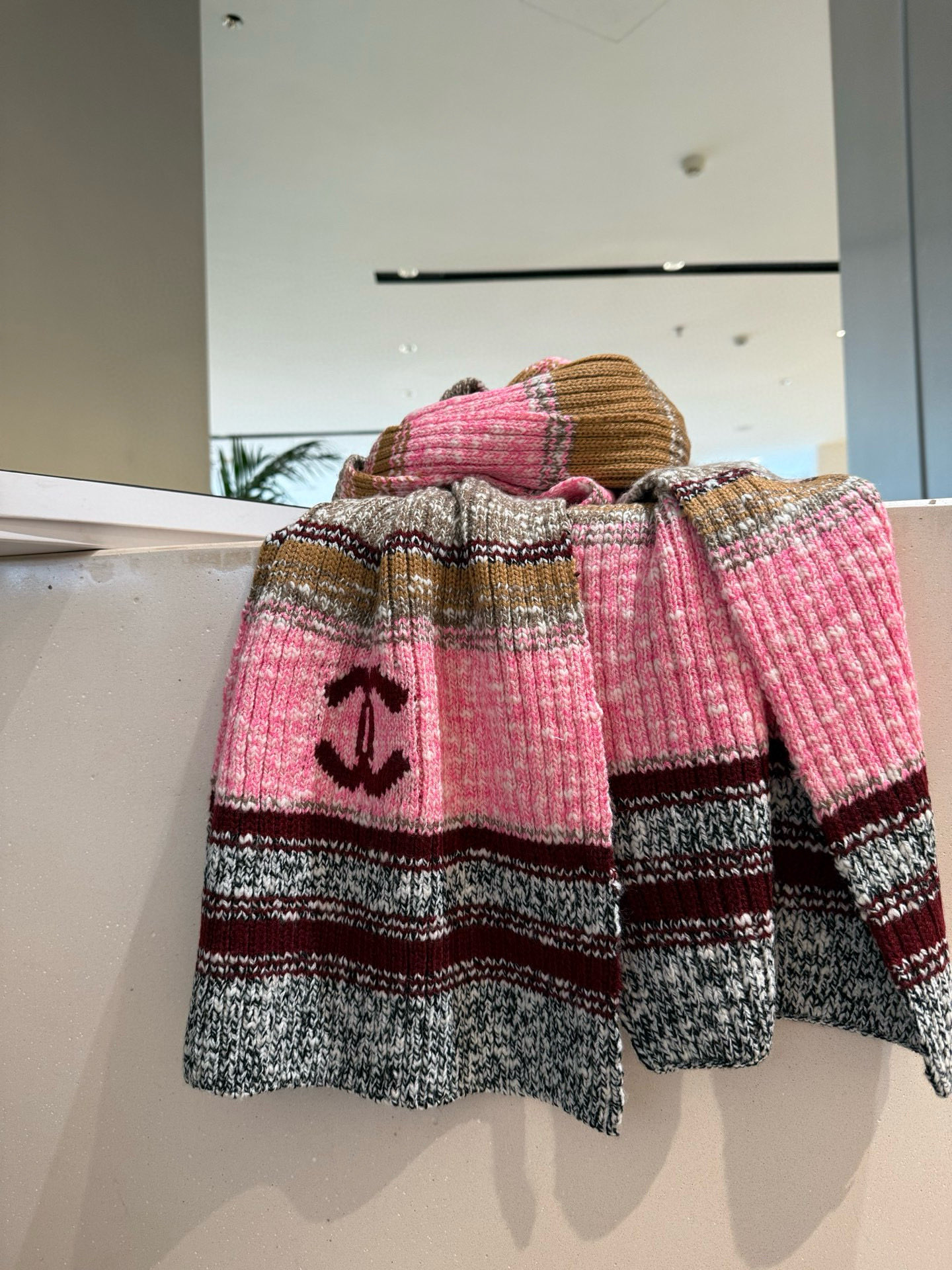 P王炸🔥 CHANEL 25B针织羊绒围巾，经典双C标志，米白配黑边、黑配粉边，深灰配米灰，配色高级又时