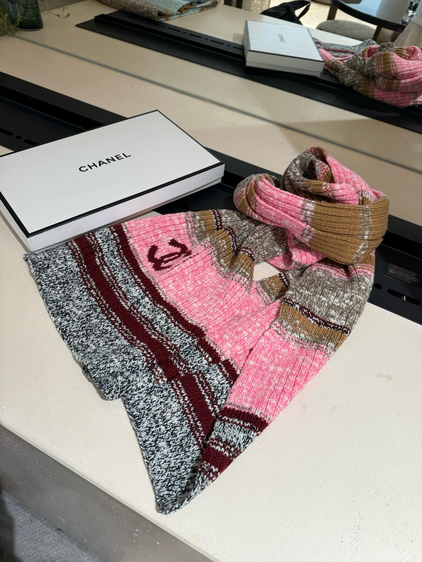 P王炸🔥 CHANEL 25B针织羊绒围巾，经典双C标志，米白配黑边、黑配粉边，深灰配米灰，配色高级又时