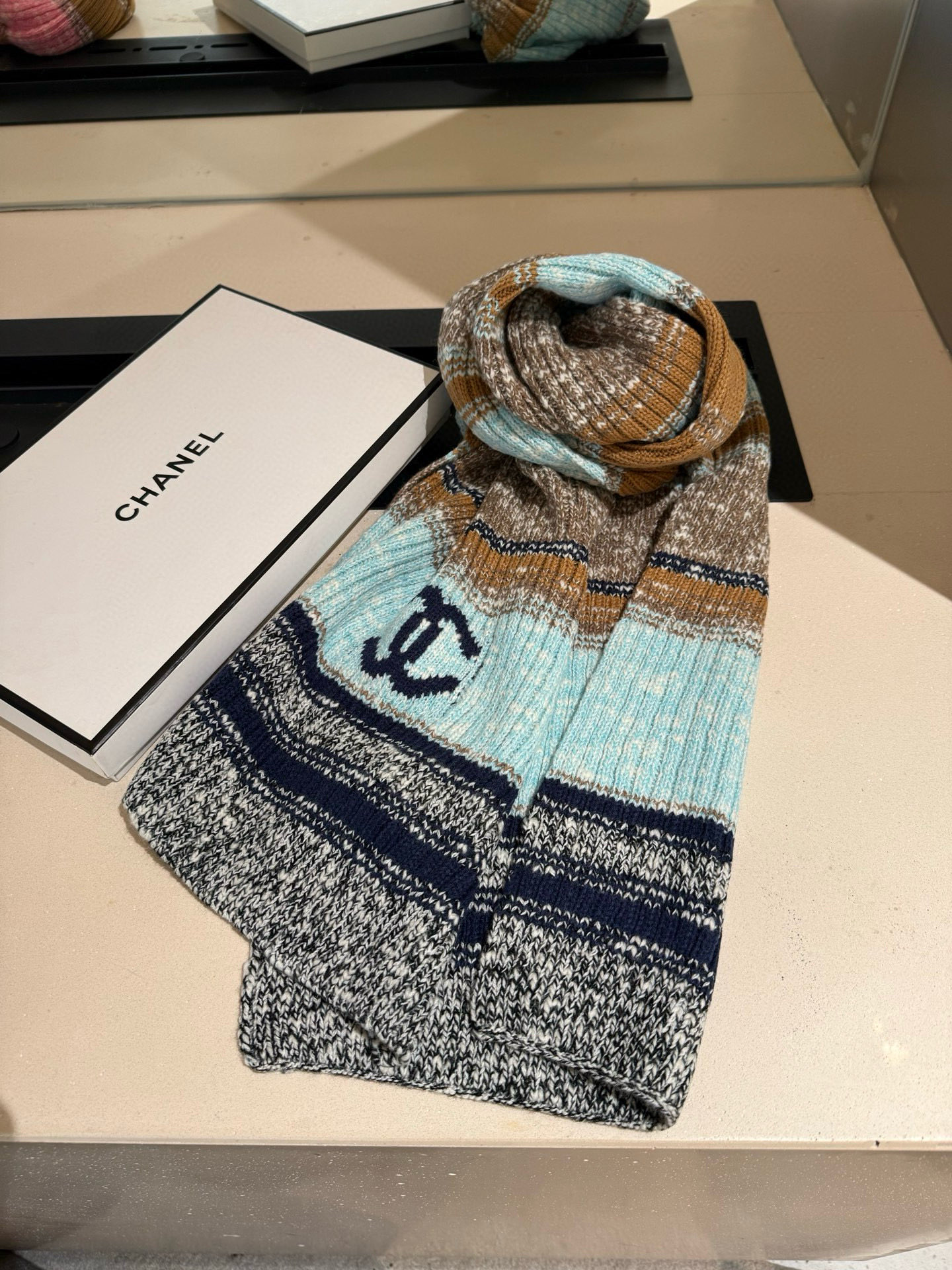 P王炸🔥 CHANEL 25B针织羊绒围巾，经典双C标志，米白配黑边、黑配粉边，深灰配米灰，配色高级又时