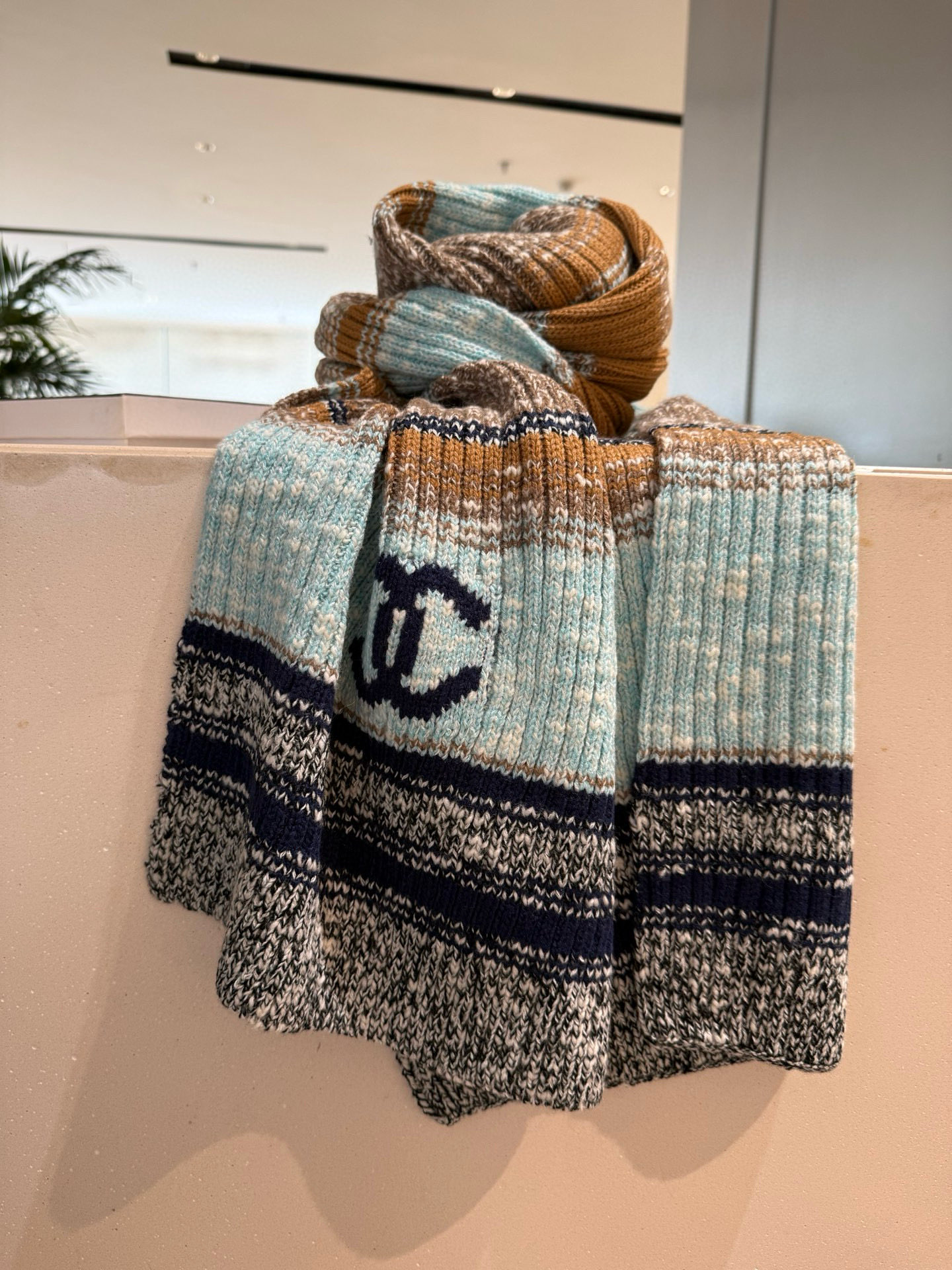 P王炸🔥 CHANEL 25B针织羊绒围巾，经典双C标志，米白配黑边、黑配粉边，深灰配米灰，配色高级又时