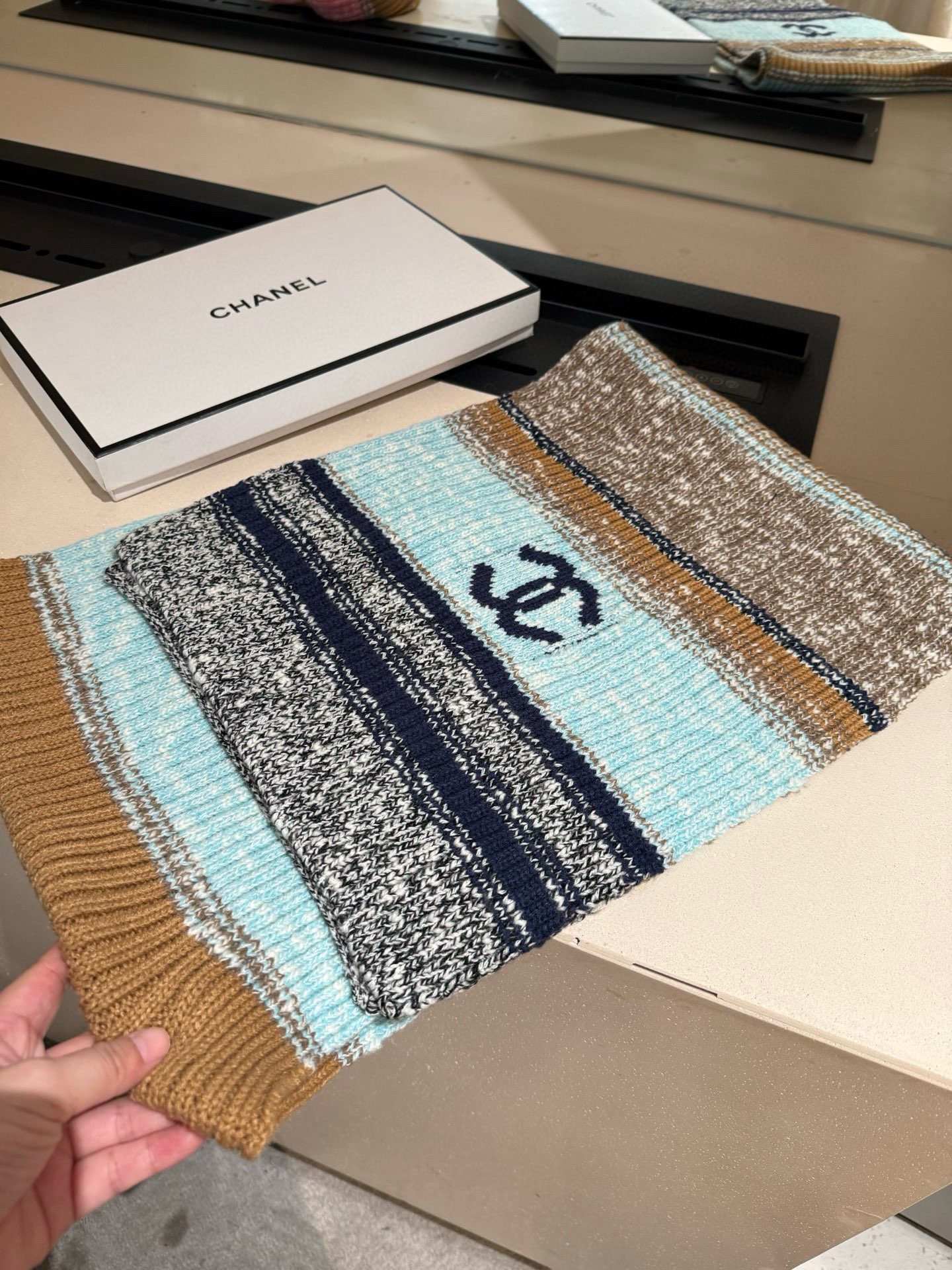 P王炸🔥 CHANEL 25B针织羊绒围巾，经典双C标志，米白配黑边、黑配粉边，深灰配米灰，配色高级又时
