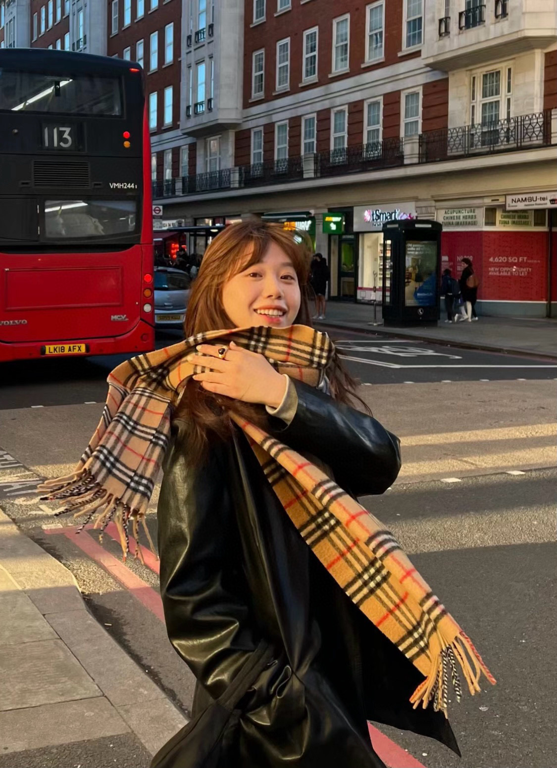 NO:574895,The latest appearance of Burberry's deep water ripple classic cashmere plaid scarf counter is the latest product. At present, all counters have been replaced with the new standard classics. The other F products are inferior to other F products in the whole product. The super heavy water ripple, genuine material and pure cashmere. This export single specification has always been our trump reputation series, and it will definitely become a fan of countless sisters.  I have to buy myself a pair of one-of-a-kind products. The double-sided cashmere has a very clear and beautiful water ripple in the classic size of 30*180, with clear water ripples. This is the only batch of good products. I really don’t want to replenish it after it is sold out. You get what you pay for. The factory said that this product will not be ordered again. The customer provides the yarn, dyes it, and fixes the color. It takes half a year!  This year’s batch is the only one, there are not many good things that feel soft and fluffy, luxurious and texture, high version scarf, high version scarf, burberry19860909王牌口碑burberry深度水波纹经典羊绒格子围巾专柜最新品相,目前专柜都换上了新标经典中的经典.全品相其他什么F货都弱爆了,超级重磅的水波纹,真材实料纯羊绒这个出口单规格一直是我们王牌口碑系列,必入圈粉无数无数姐妹们怎么都得给自己整一条总之一等一的好货.双面羊绒都有着非常清晰漂亮的水波纹30*180的经典尺寸,清楚明了的水波纹.好货仅此一批.售完真心没有补.一分钱一分货,工厂说了这款不会再下单,客方提供纱线,再染色,再定色,翻来覆去要半年了！今年就这一批,没有多少条手感柔软蓬松,奢华有质感正儿八经的好东西啊高版本围巾,高版本围巾,burberry,scarf