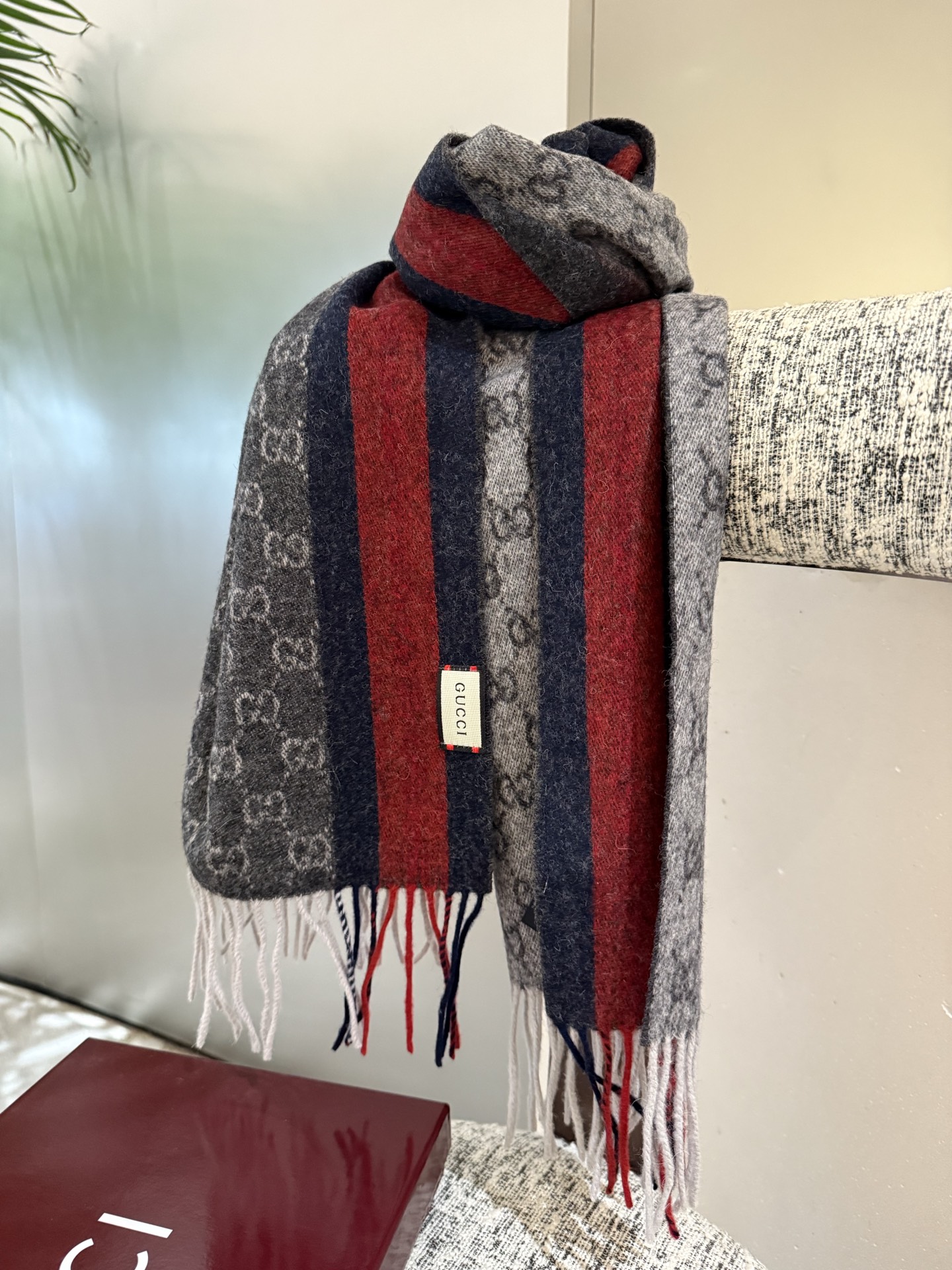 P家属福利‼️Gucci非常正的男士围巾~面料大爱，羊绒软糯手感，非常柔软细腻舒服‼️经典招牌GG字母元