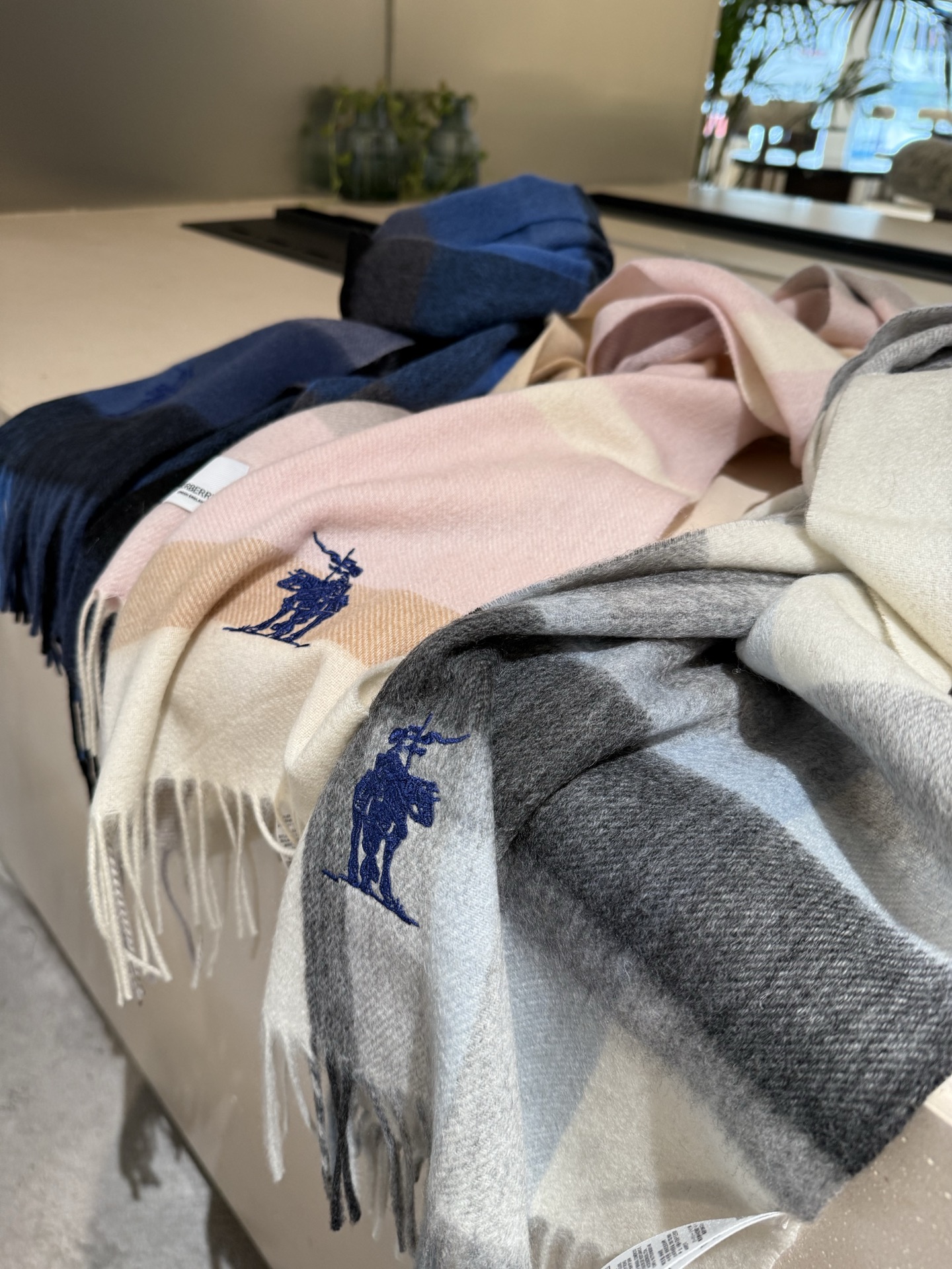 P巴宝莉【男女围巾】怒赞自留，难得的高端男款！家属福利！巴宝莉非常正的男士围巾~面料大爱，非常柔软细腻舒