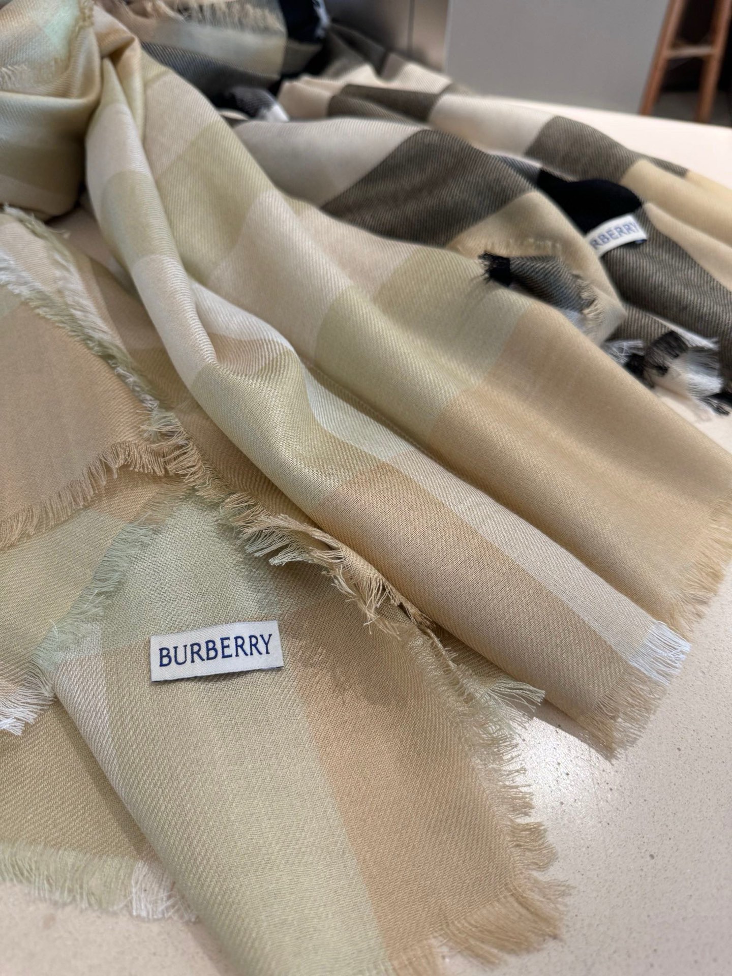 P【▪️同步官网，巴宝莉 时尚的情怀。日常时髦实用款】Burberry新款，真的无敌时髦百搭！！独有的格