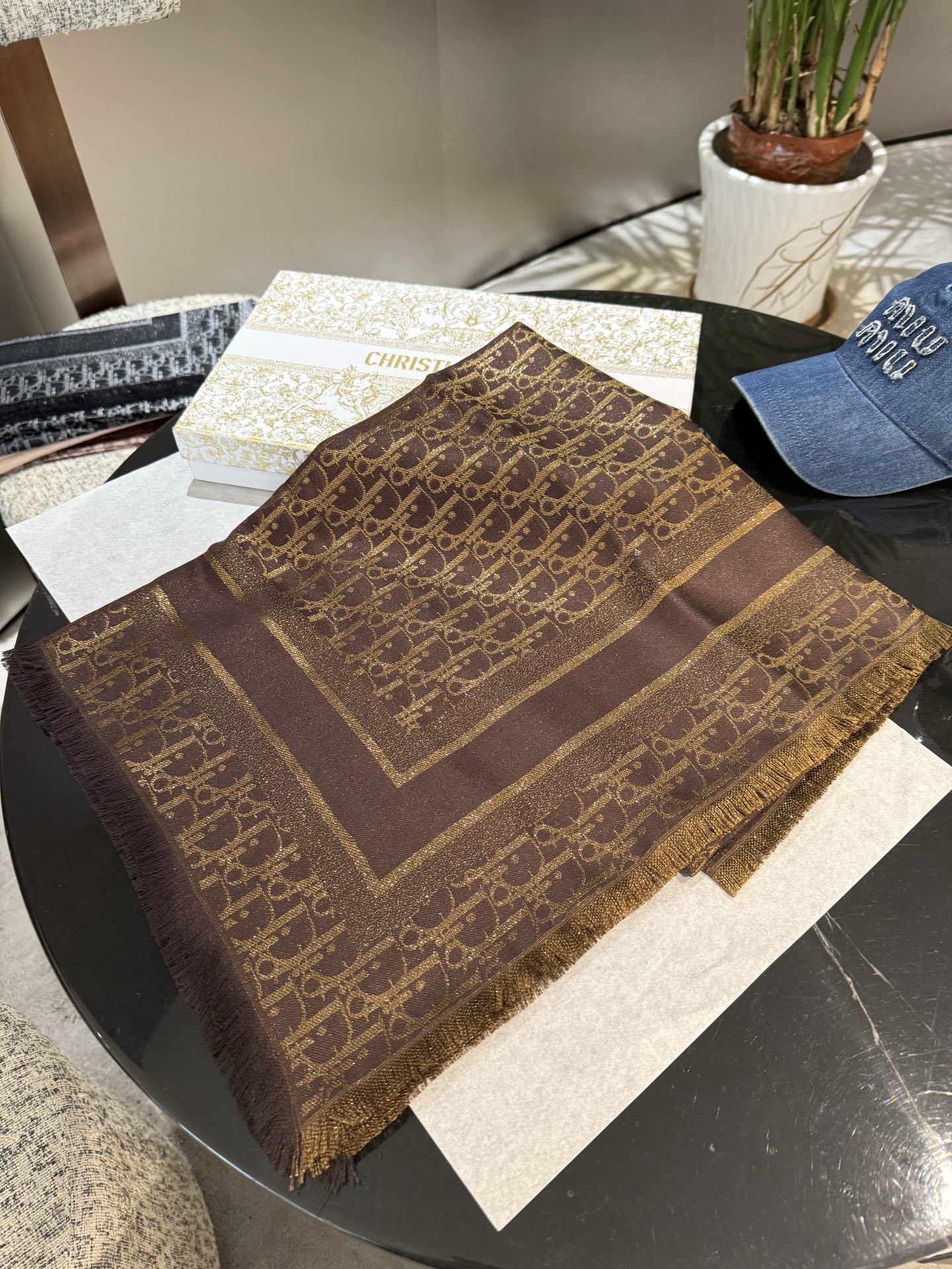 P高版本😈Dior披肩❤️经典方巾字母👍搭配丝毛混纺的华美质感，与成衣和配饰系列单品搭配相宜。尺寸：14