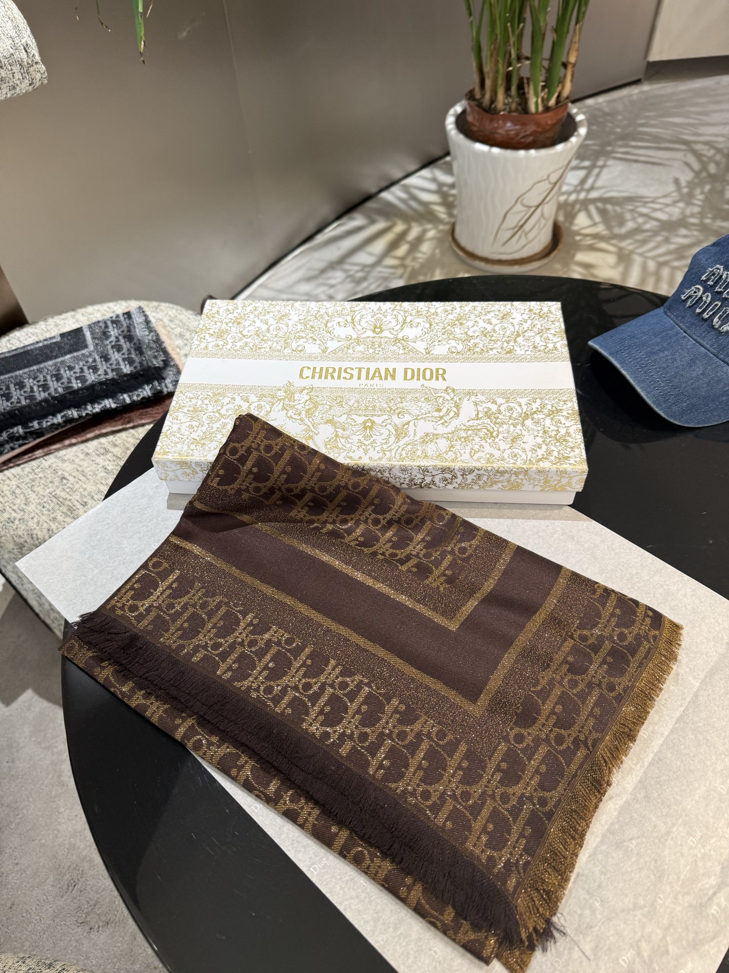 P高版本😈Dior披肩❤️经典方巾字母👍搭配丝毛混纺的华美质感，与成衣和配饰系列单品搭配相宜。尺寸：14