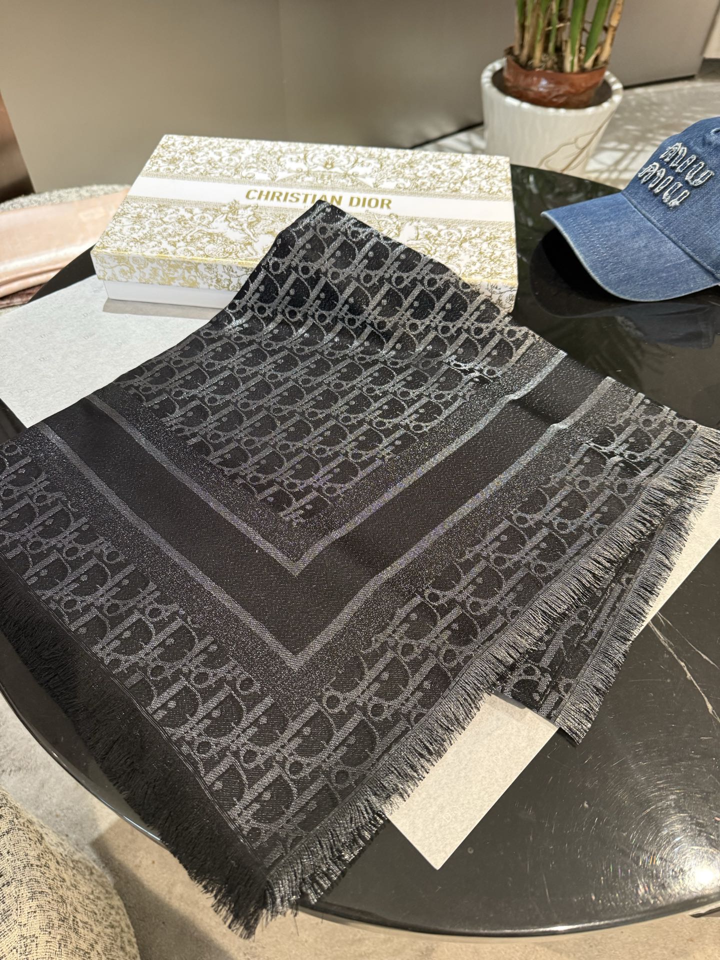 P高版本😈Dior披肩❤️经典方巾字母👍搭配丝毛混纺的华美质感，与成衣和配饰系列单品搭配相宜。尺寸：14