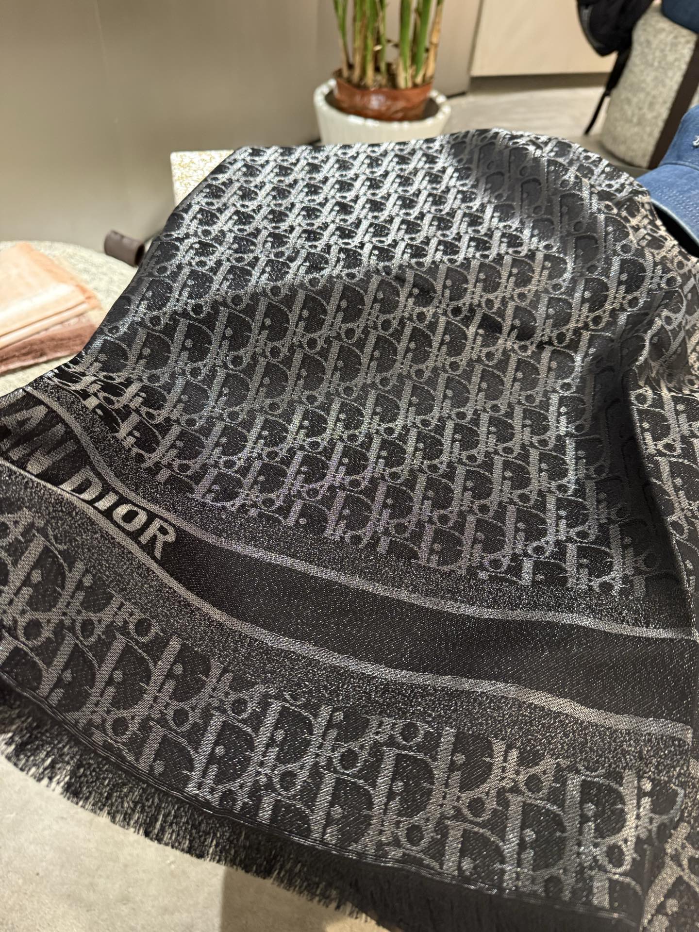 P高版本😈Dior披肩❤️经典方巾字母👍搭配丝毛混纺的华美质感，与成衣和配饰系列单品搭配相宜。尺寸：14