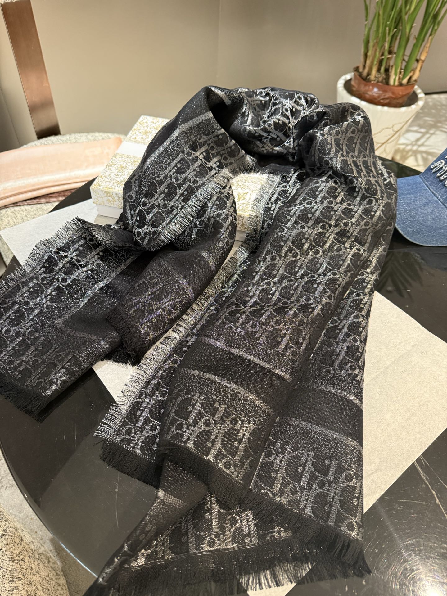 P高版本😈Dior披肩❤️经典方巾字母👍搭配丝毛混纺的华美质感，与成衣和配饰系列单品搭配相宜。尺寸：14