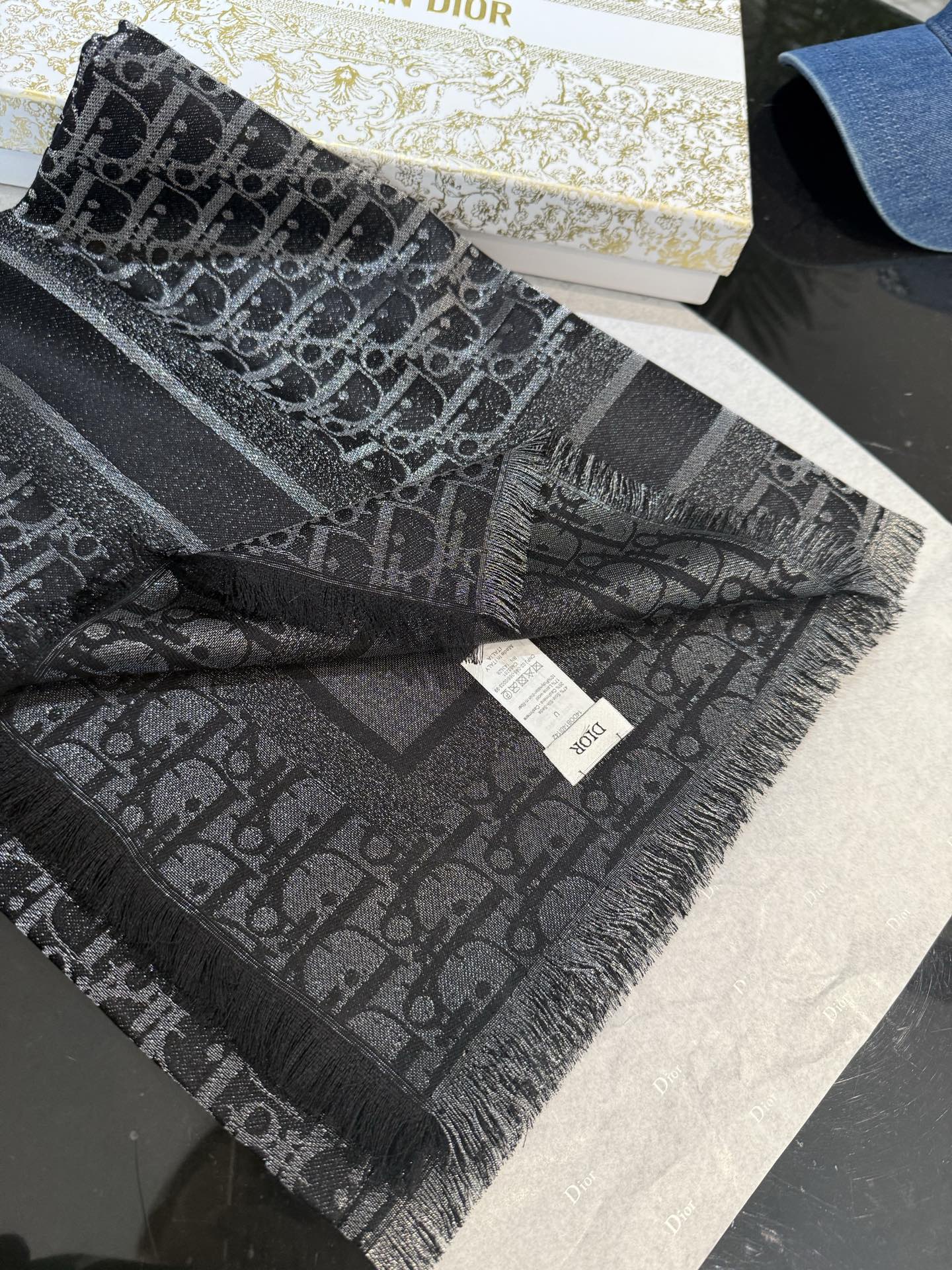 P高版本😈Dior披肩❤️经典方巾字母👍搭配丝毛混纺的华美质感，与成衣和配饰系列单品搭配相宜。尺寸：14