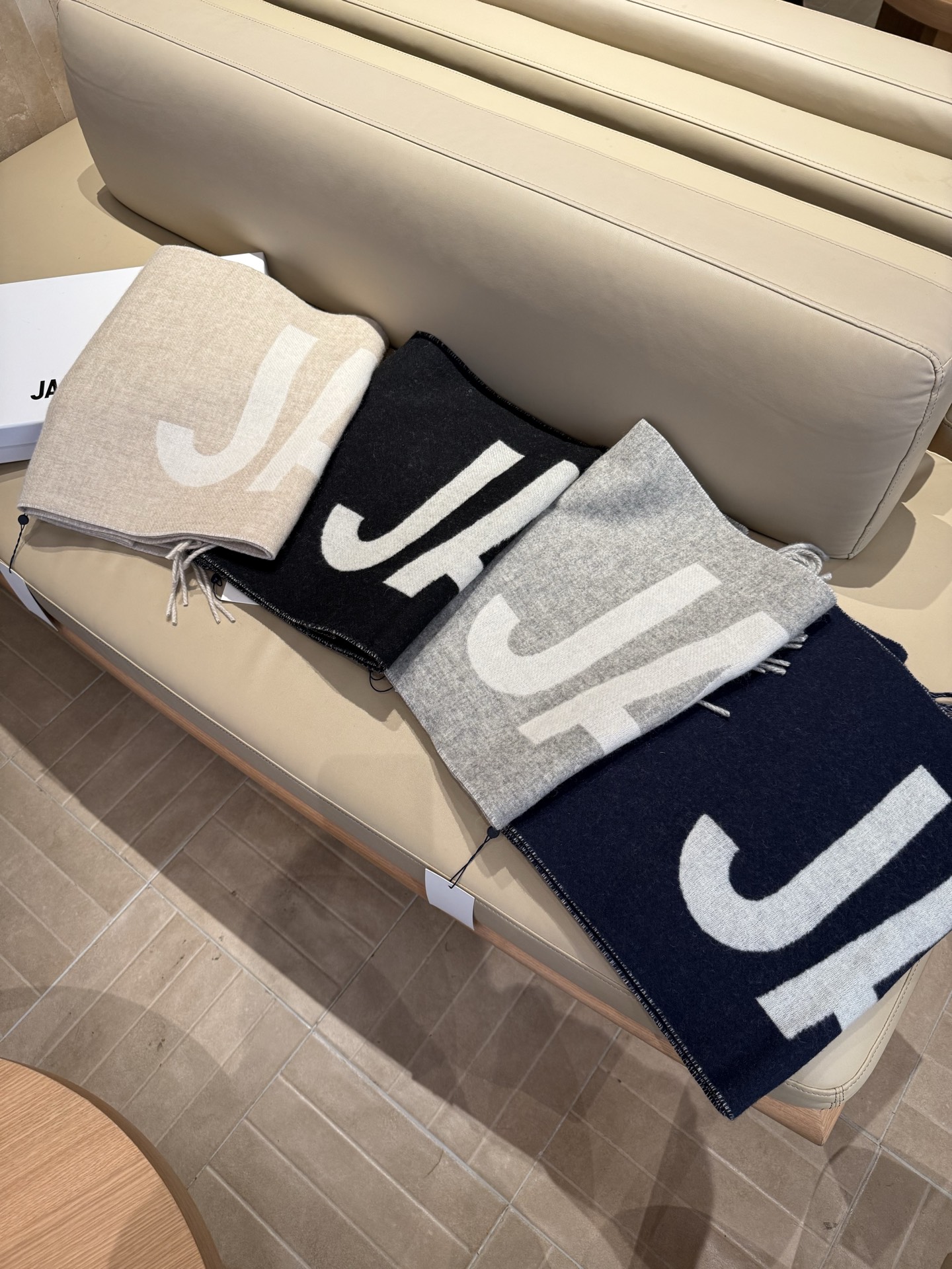 Jacquemus 双面围巾 今年真的被疯狂种草 今年冬天就非宠这条 的要疯掉了 太有型太有魅力了 非常斯文 的秋冬单品 真的很喜欢