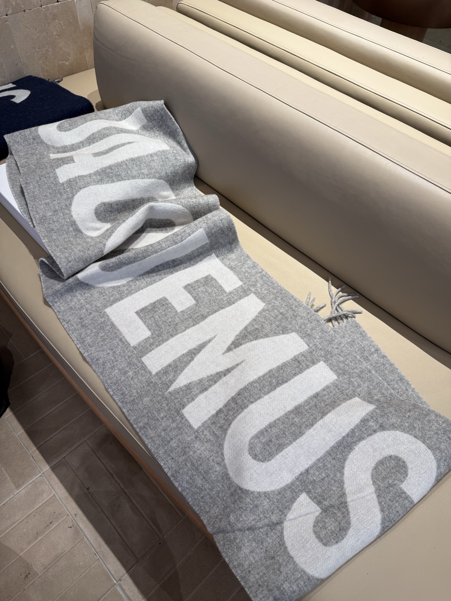 Jacquemus 双面围巾 今年真的被疯狂种草 今年冬天就非宠这条 的要疯掉了 太有型太有魅力了 非常斯文 的秋冬单品 真的很喜欢