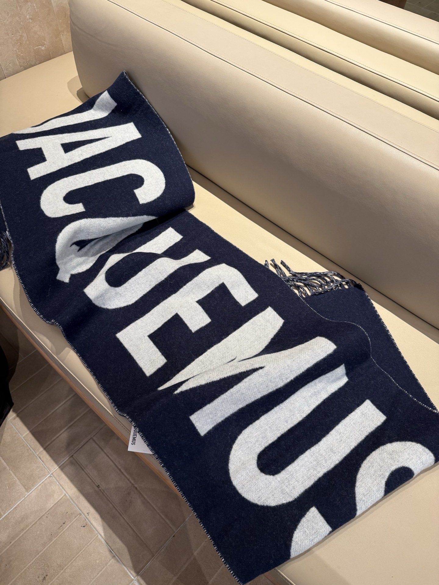 Jacquemus 双面围巾 今年真的被疯狂种草 今年冬天就非宠这条 的要疯掉了 太有型太有魅力了 非常斯文 的秋冬单品 真的很喜欢