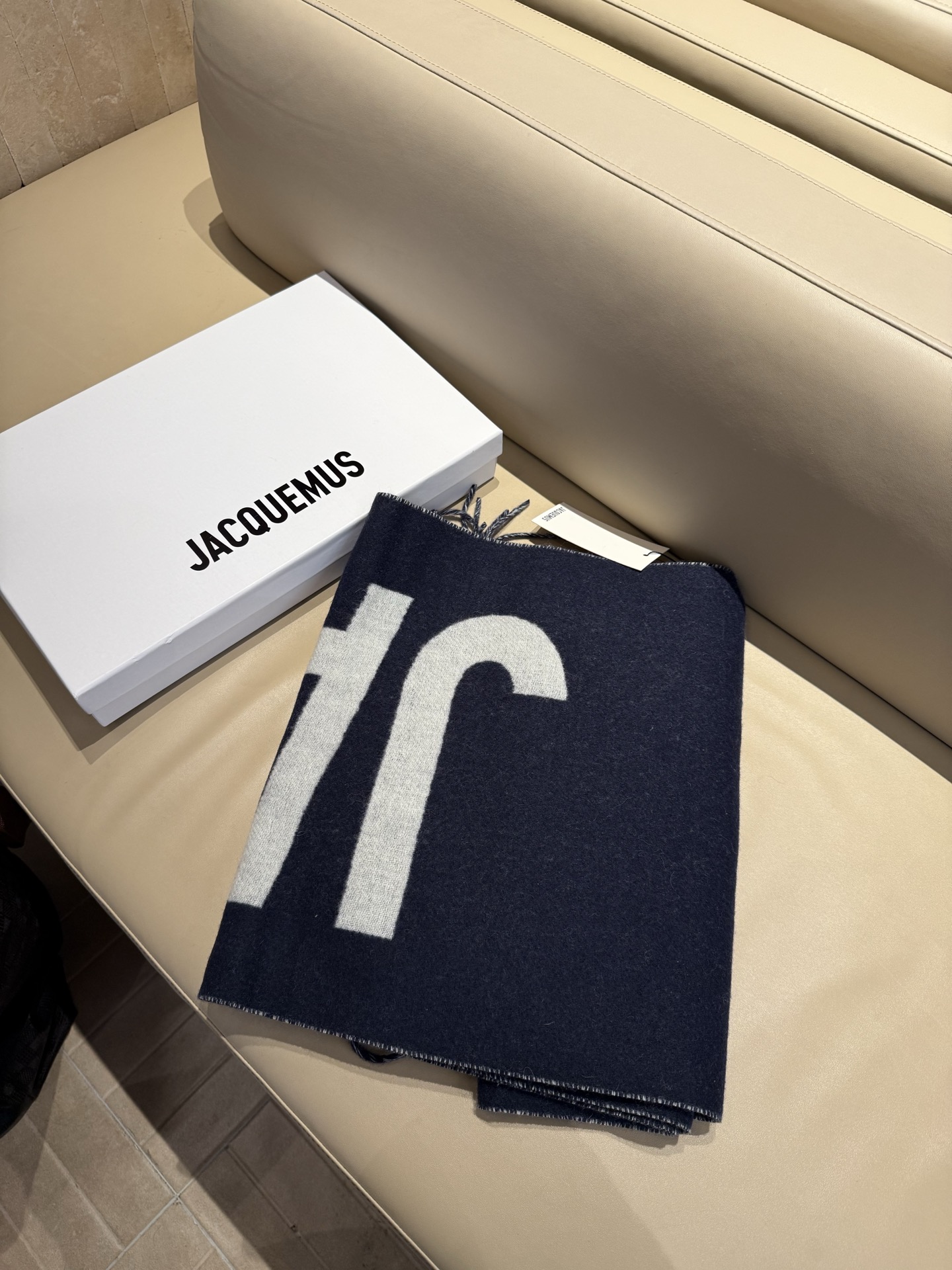 Jacquemus 双面围巾 今年真的被疯狂种草 今年冬天就非宠这条 的要疯掉了 太有型太有魅力了 非常斯文 的秋冬单品 真的很喜欢