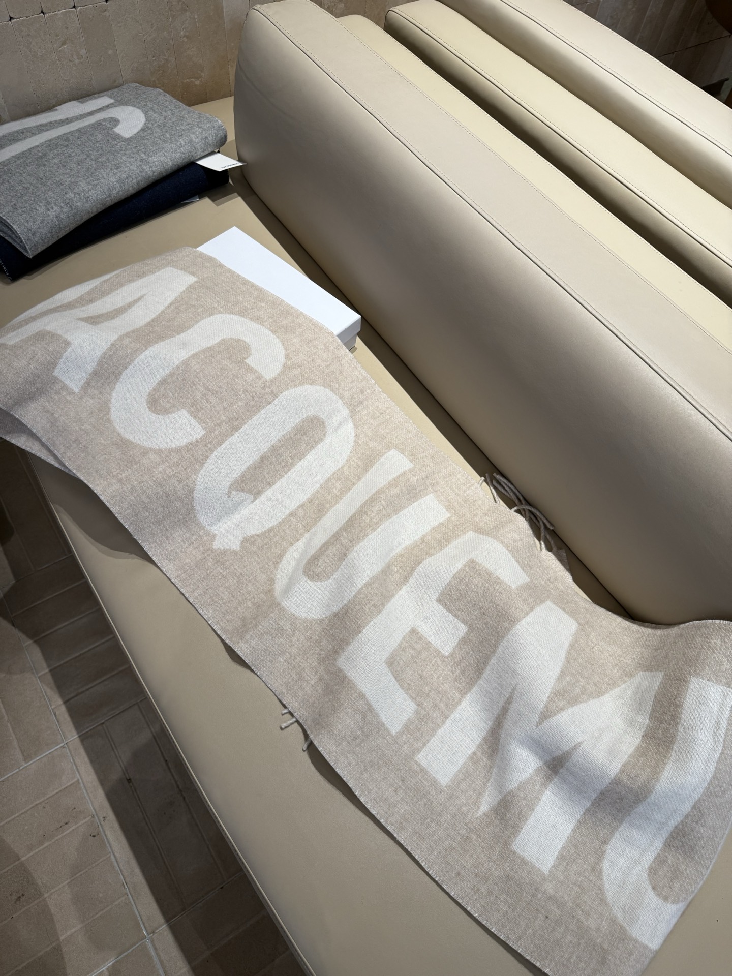 Jacquemus 双面围巾 今年真的被疯狂种草 今年冬天就非宠这条 的要疯掉了 太有型太有魅力了 非常斯文 的秋冬单品 真的很喜欢