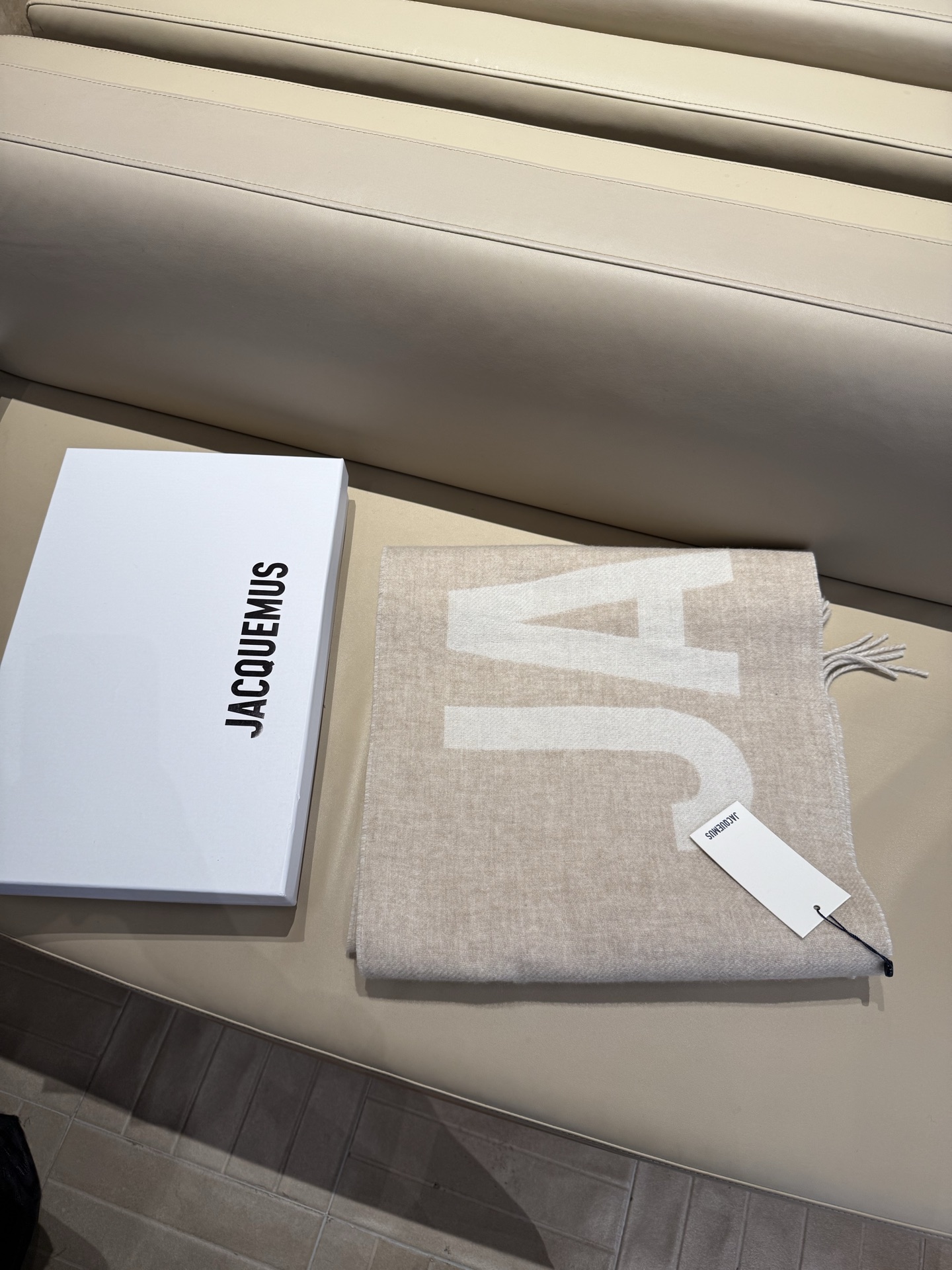 Jacquemus 双面围巾 今年真的被疯狂种草 今年冬天就非宠这条 的要疯掉了 太有型太有魅力了 非常斯文 的秋冬单品 真的很喜欢