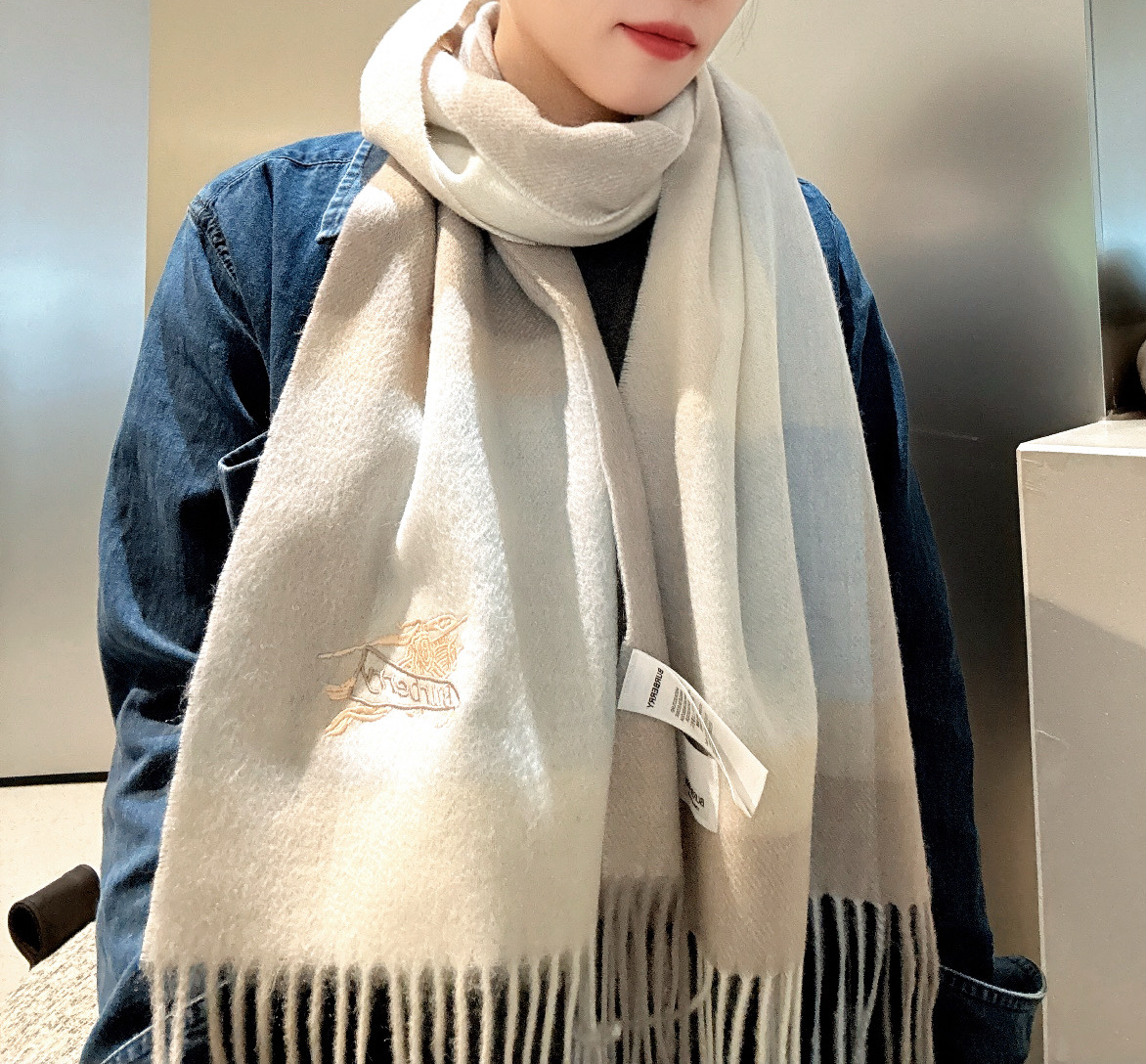 Burberry 难得的高端男款 家属福利 巴宝莉非常正的男士围巾~面料大爱 非常柔软细腻舒服 轻度水波纹 简约